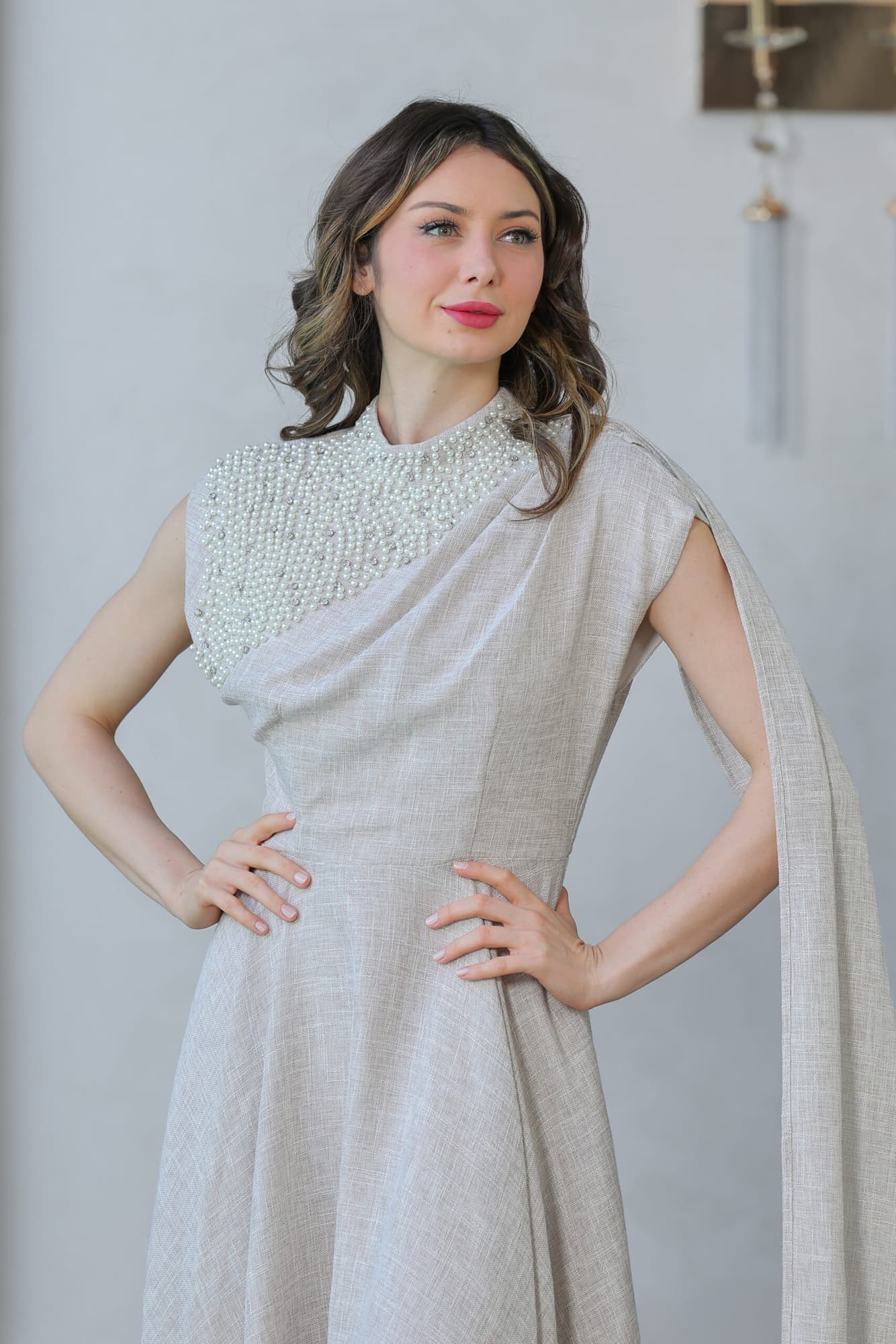 فستان أنيق  مع لمسات لؤلؤية راقية عند الرقبة