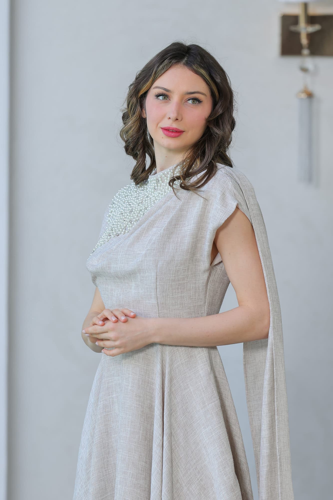 فستان أنيق  مع لمسات لؤلؤية راقية عند الرقبة