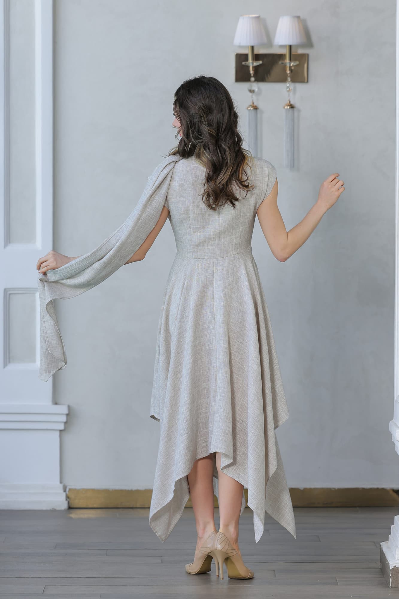 فستان أنيق  مع لمسات لؤلؤية راقية عند الرقبة