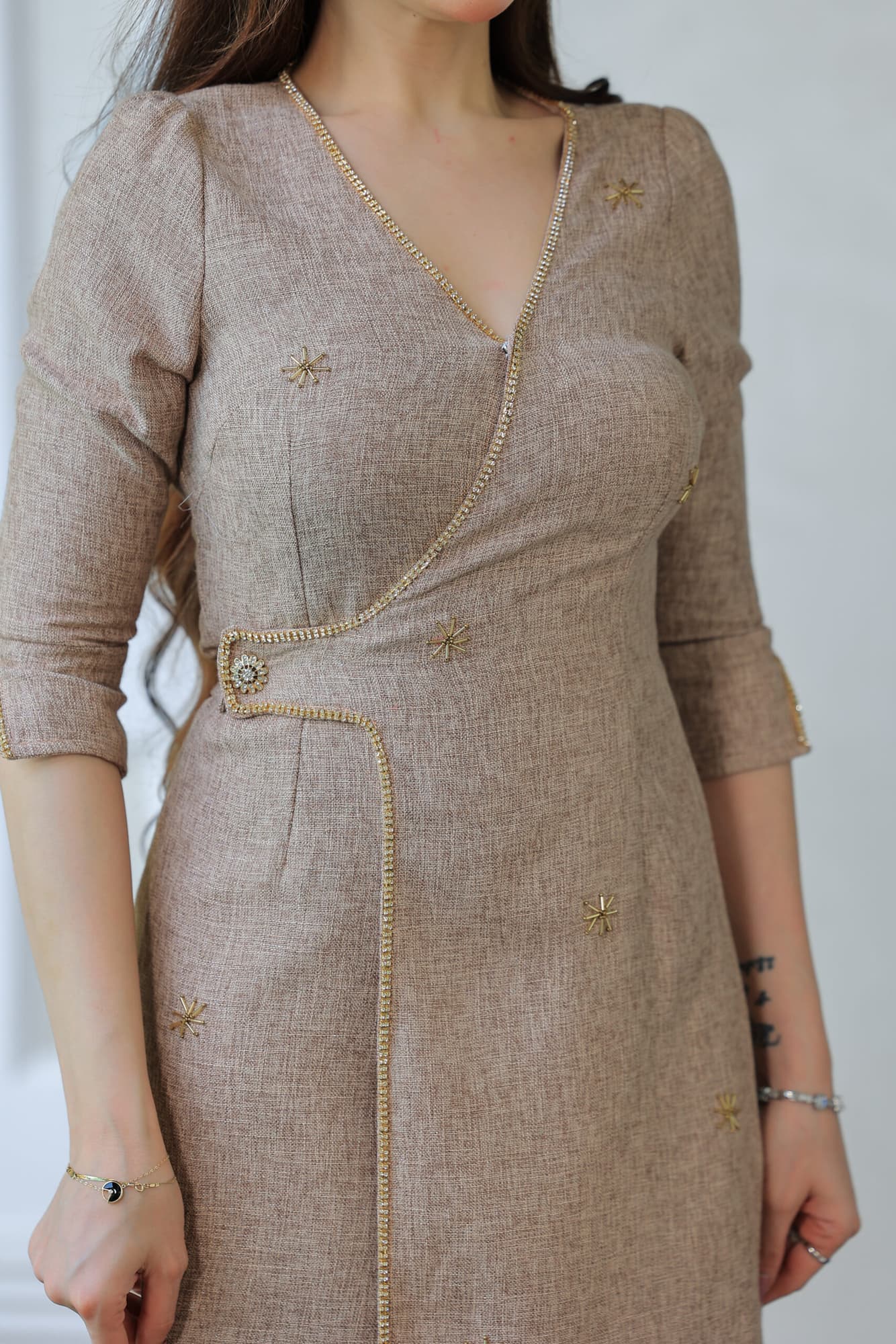 فستان أنيق مزخرف بتطريزات ناعمة بني فاتح