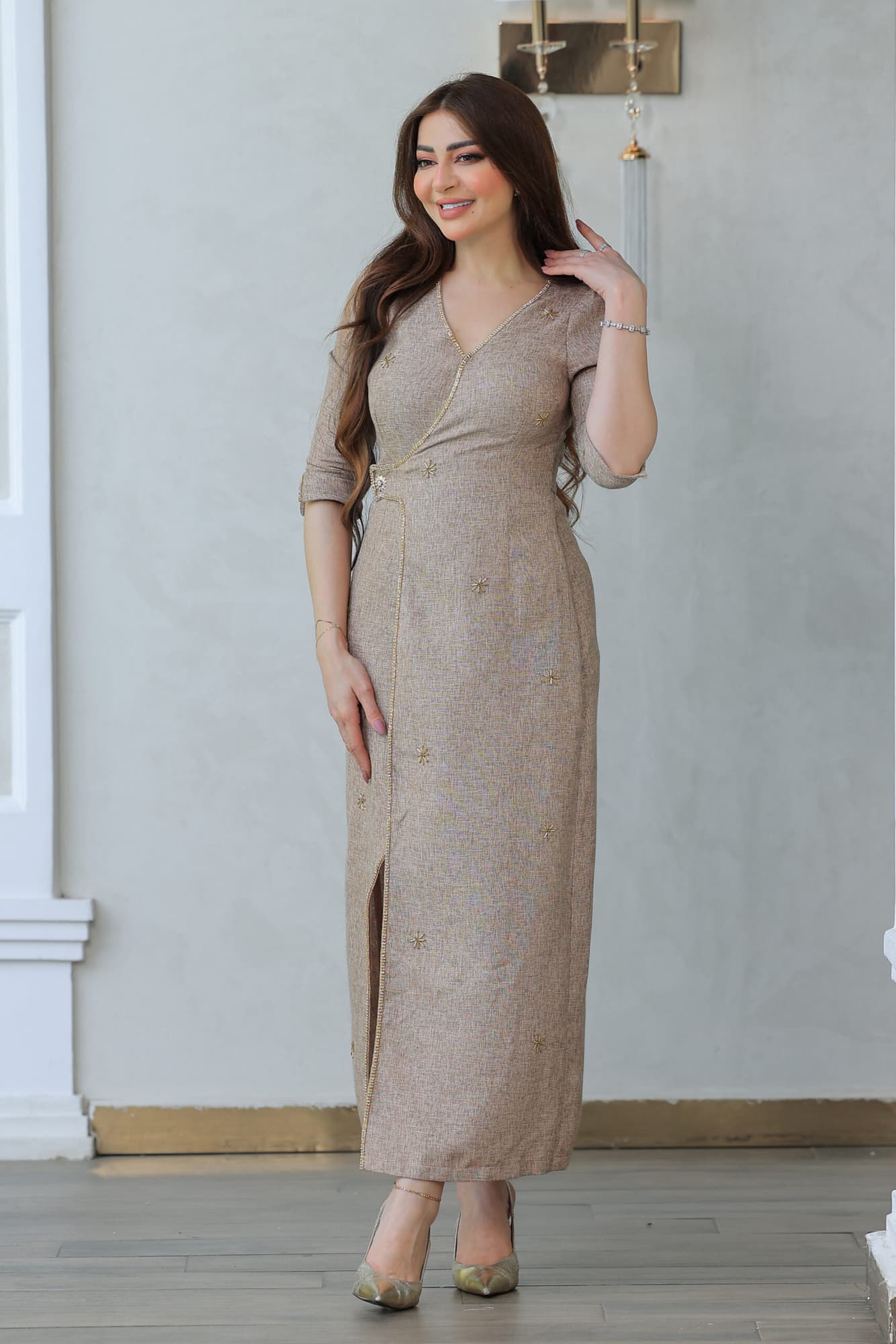 فستان أنيق مزخرف بتطريزات ناعمة