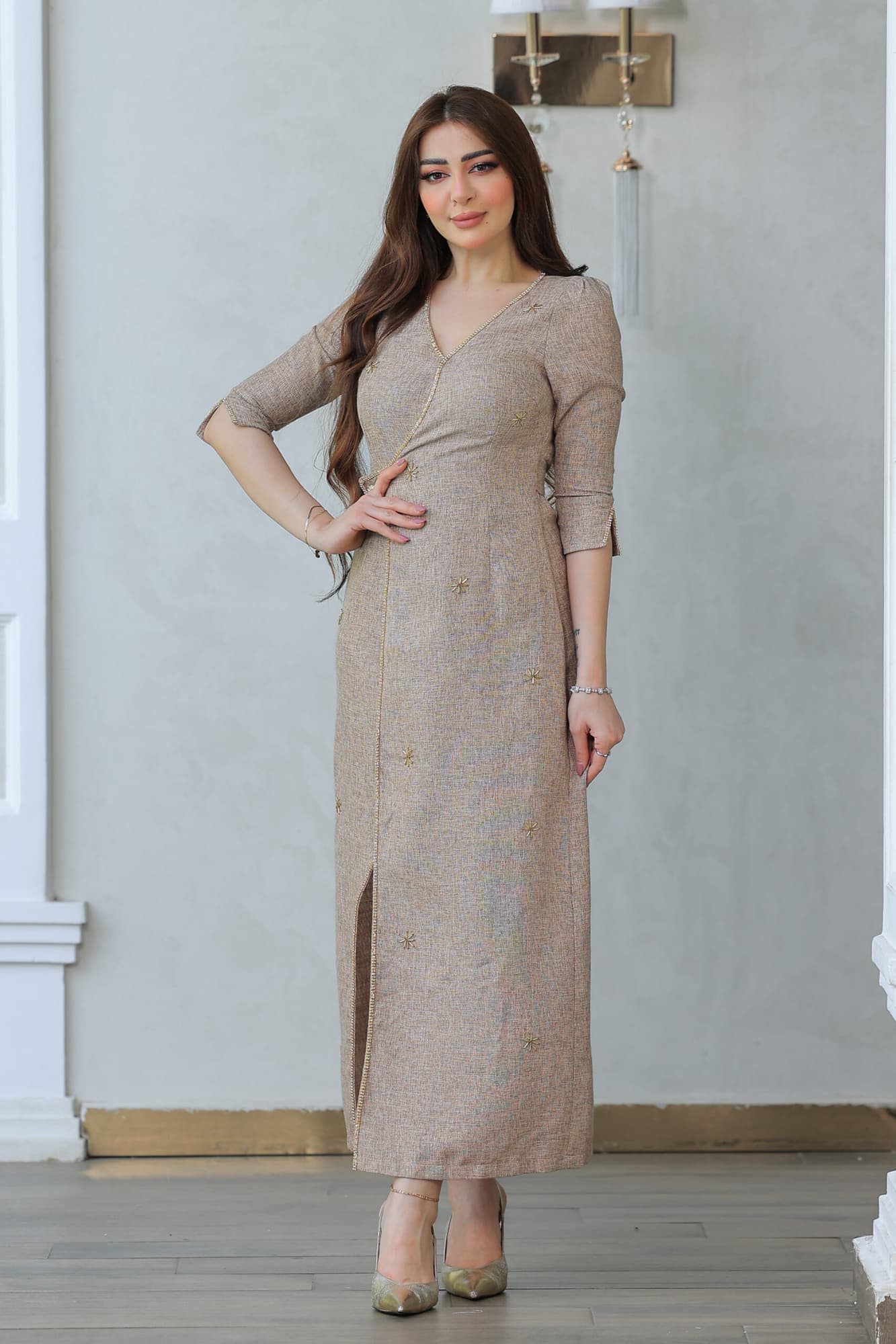 فستان أنيق مزخرف بتطريزات ناعمة