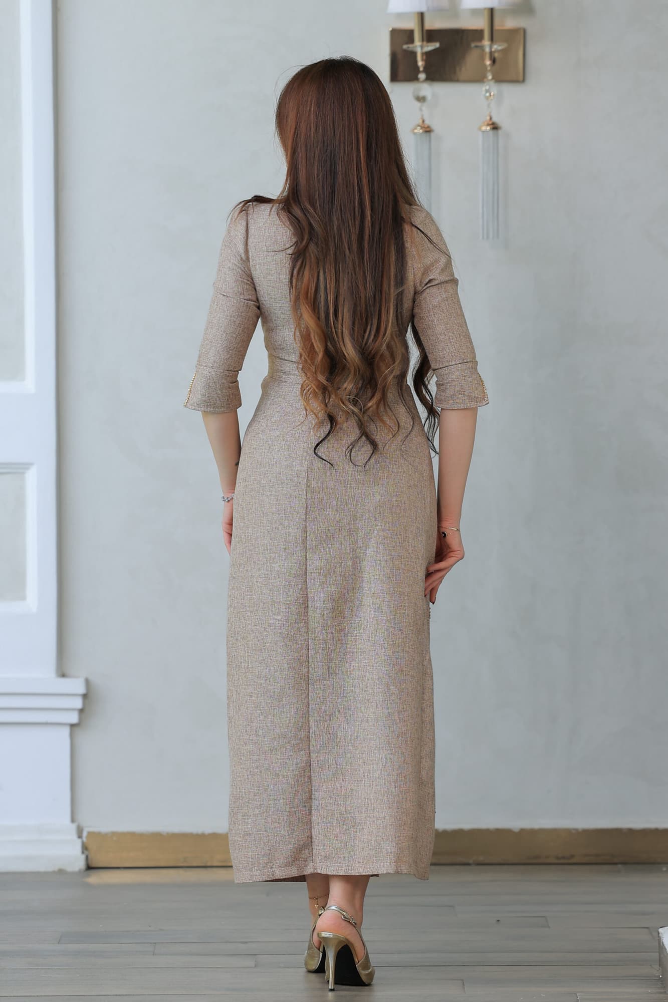 فستان أنيق مزخرف بتطريزات ناعمة