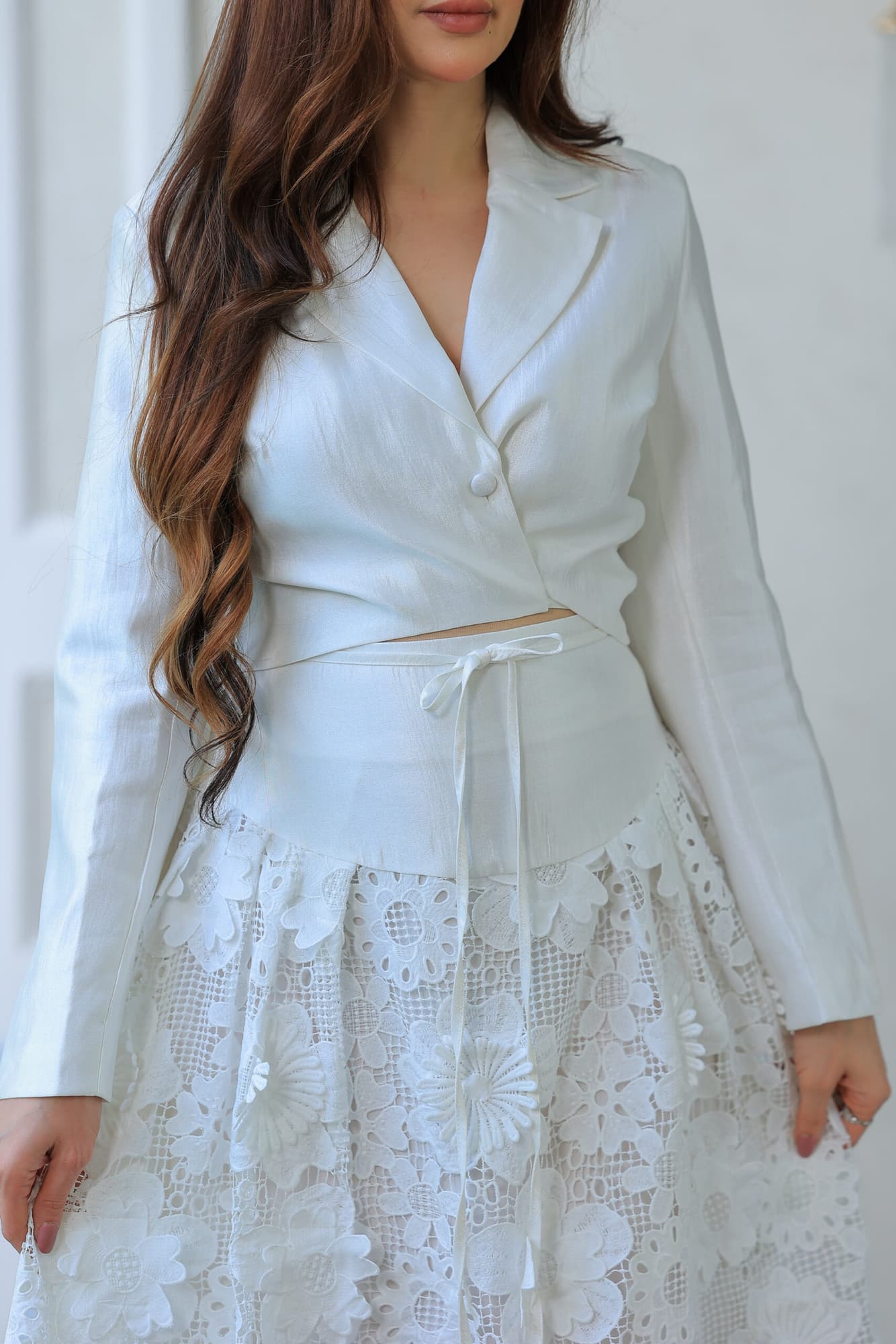 طقم تنورة وبلوزة راقٍ وأنيق يجمع بين الفخامة والأنوثة ابيض