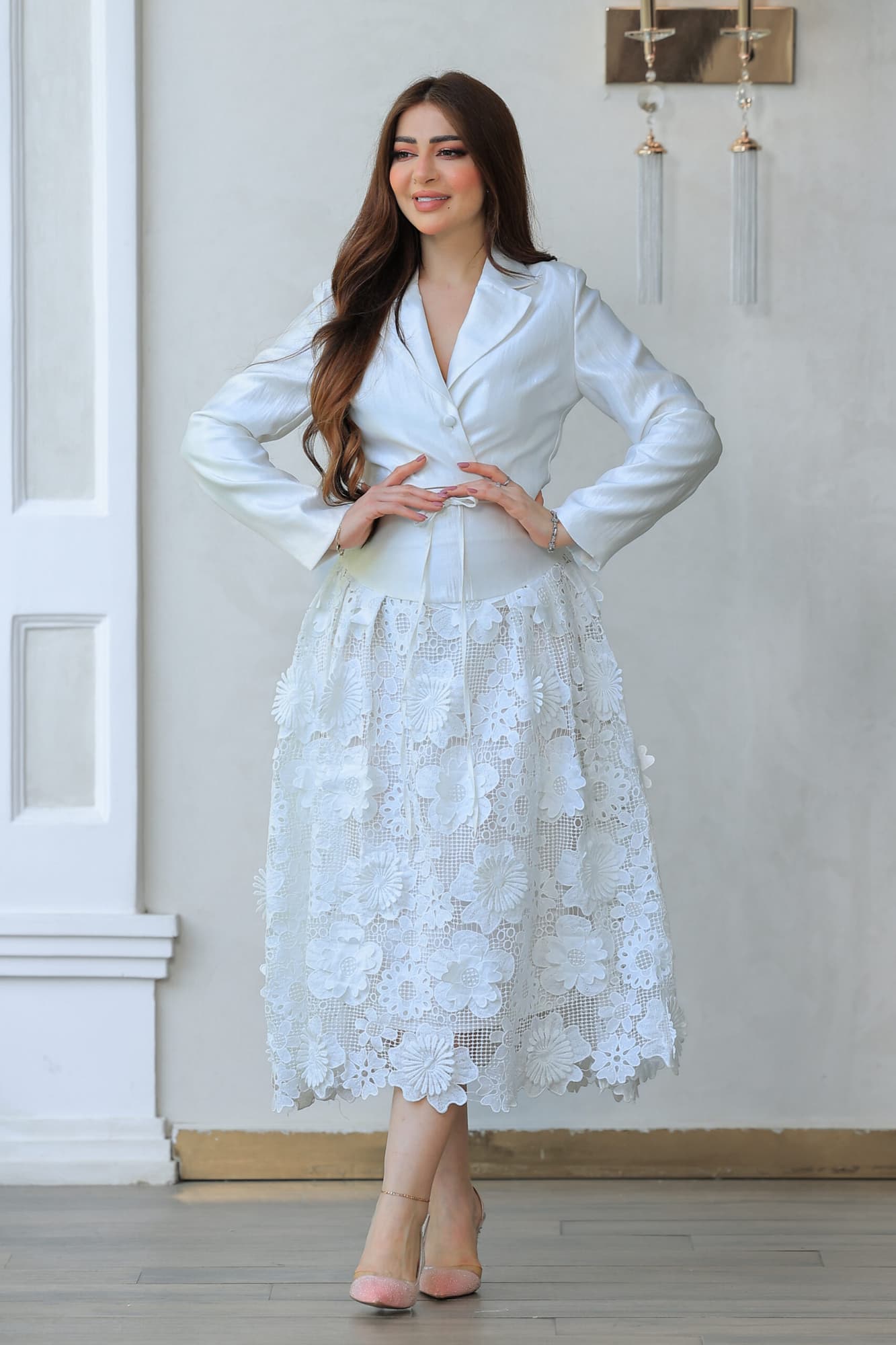 طقم تنورة وبلوزة راقٍ وأنيق يجمع بين الفخامة والأنوثة