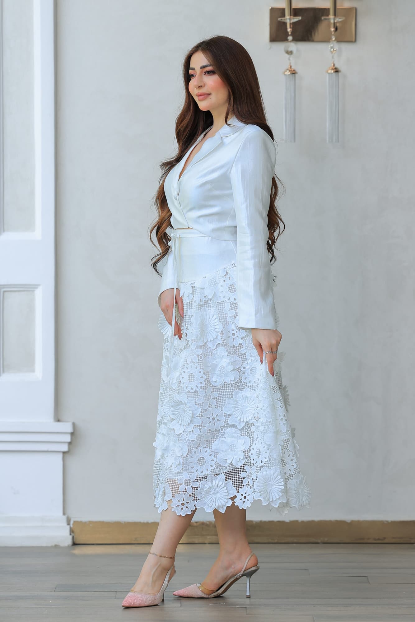 طقم تنورة وبلوزة راقٍ وأنيق يجمع بين الفخامة والأنوثة