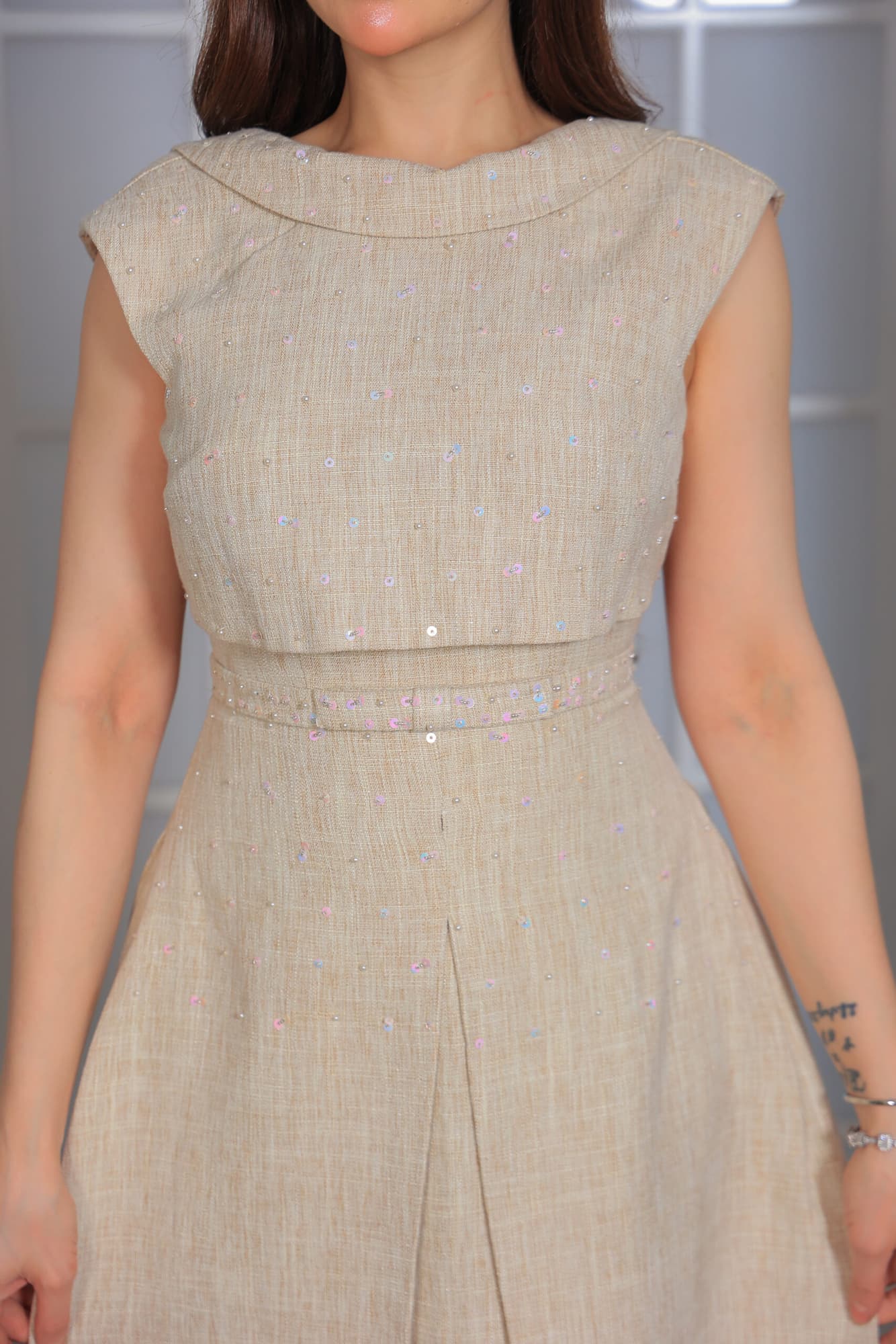 فستان راقٍ بتصميم كلاسيكي أنيق بيج