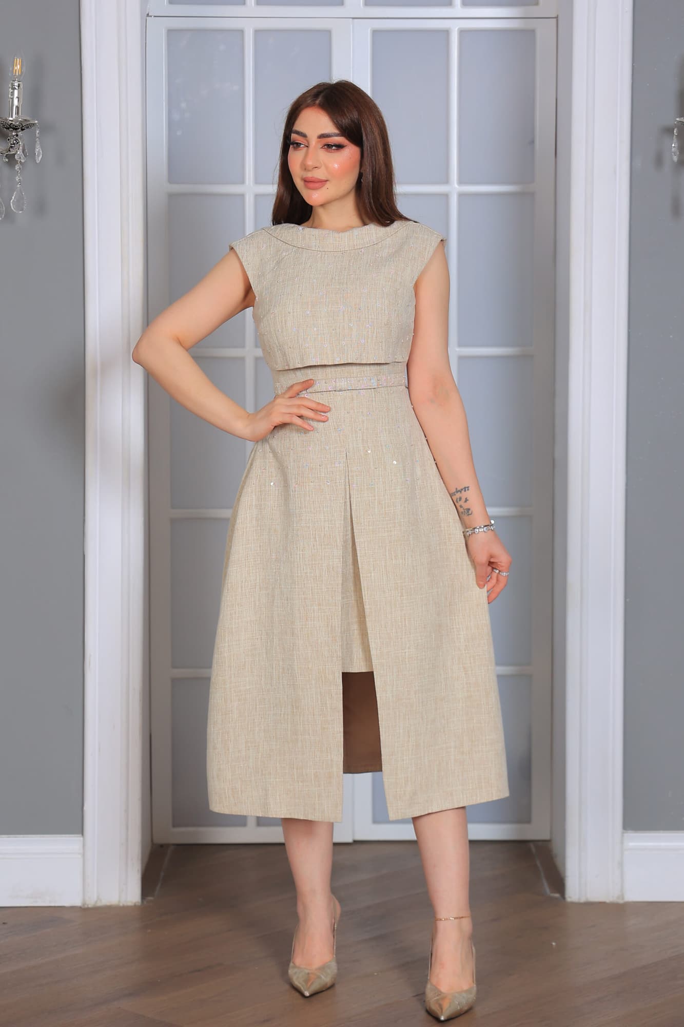 فستان راقٍ بتصميم كلاسيكي أنيق