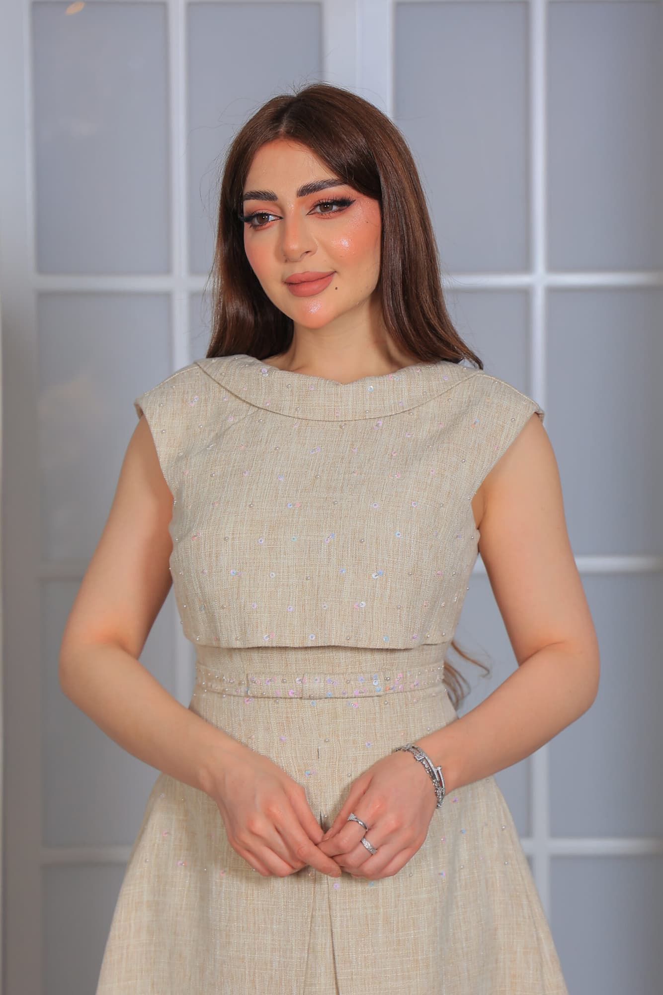 فستان راقٍ بتصميم كلاسيكي أنيق