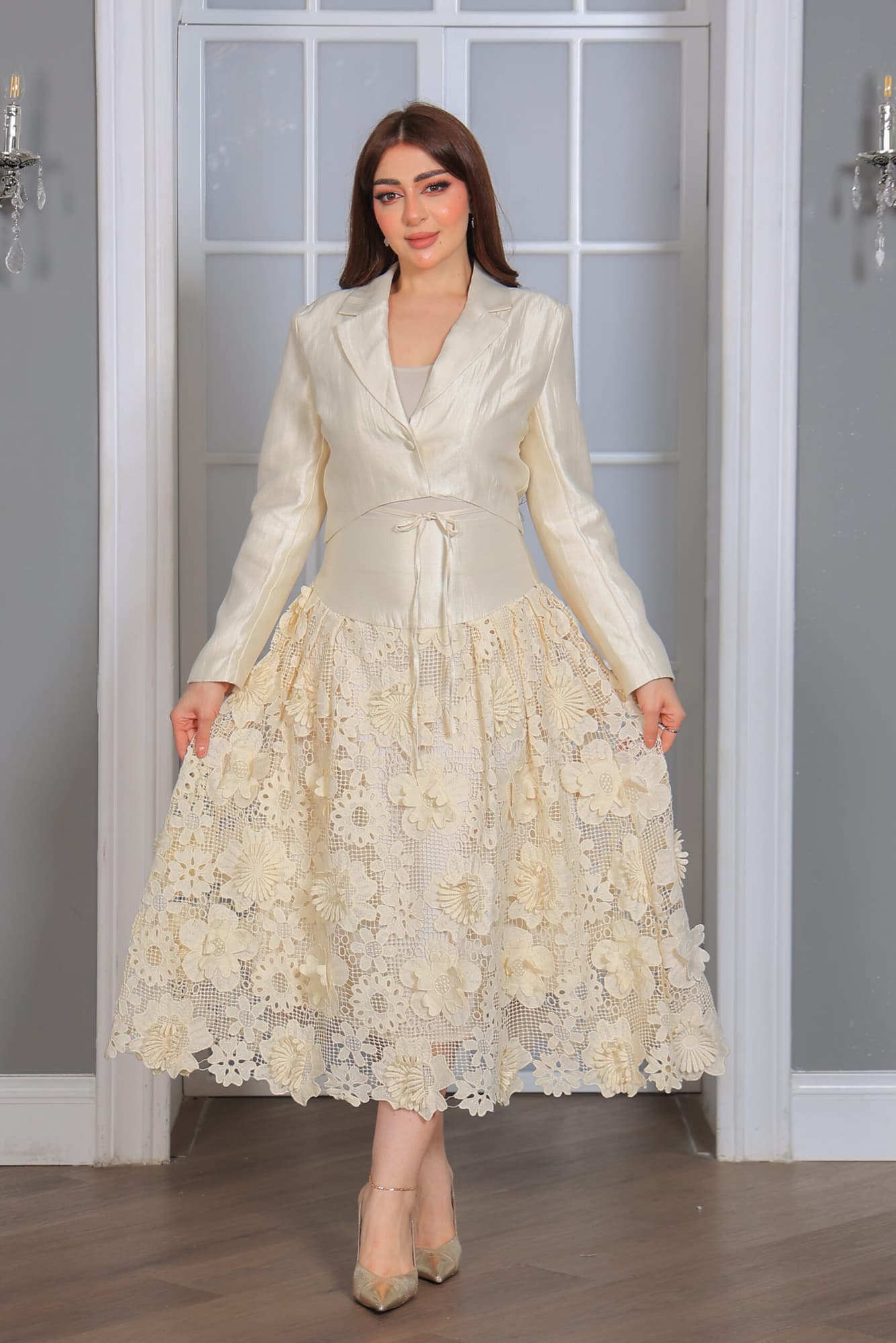 طقم تنورة وبلوزة راقٍ وأنيق يجمع بين الفخامة والأنوثة