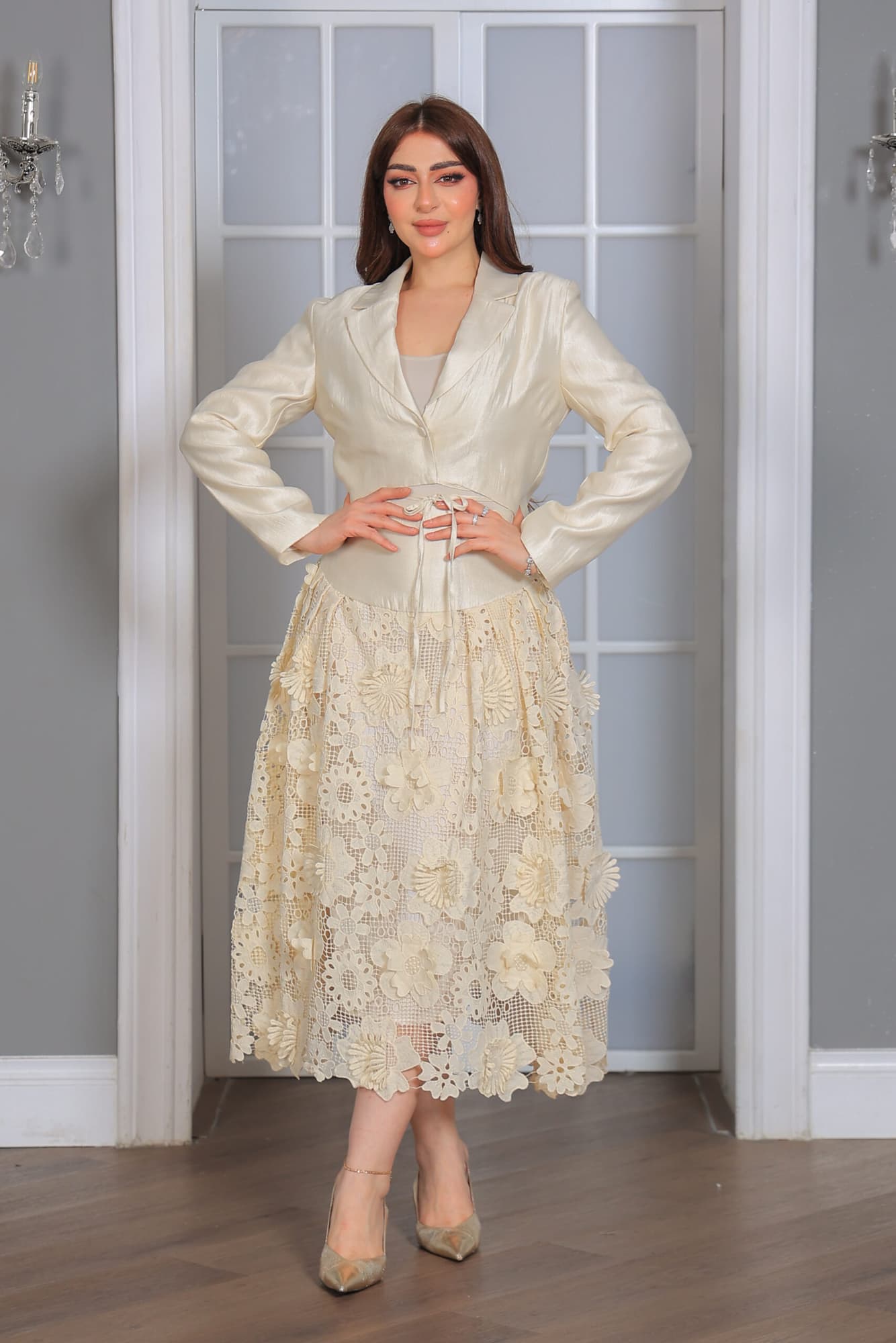 طقم تنورة وبلوزة راقٍ وأنيق يجمع بين الفخامة والأنوثة