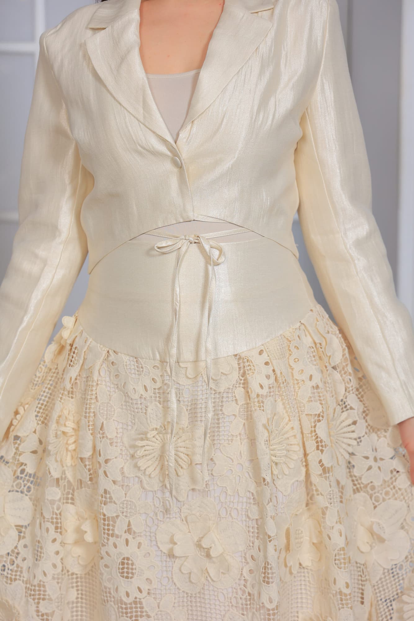 طقم تنورة وبلوزة راقٍ وأنيق يجمع بين الفخامة والأنوثة