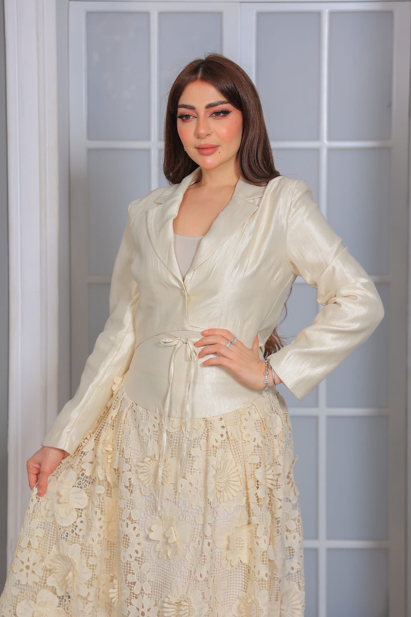 طقم تنورة وبلوزة راقٍ وأنيق يجمع بين الفخامة والأنوثة