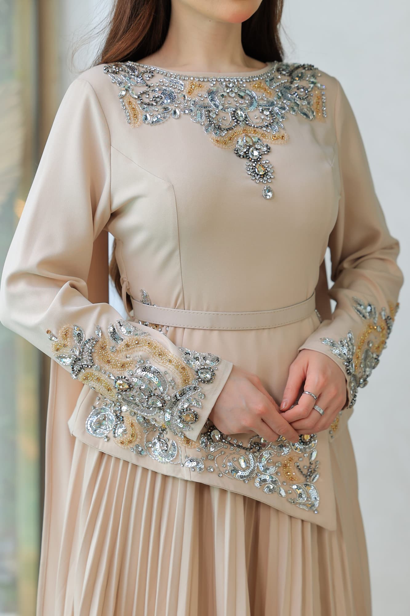 طقم تنورة وبلوزة بتصميم يجمع بين الرقي والأنوثة بيج