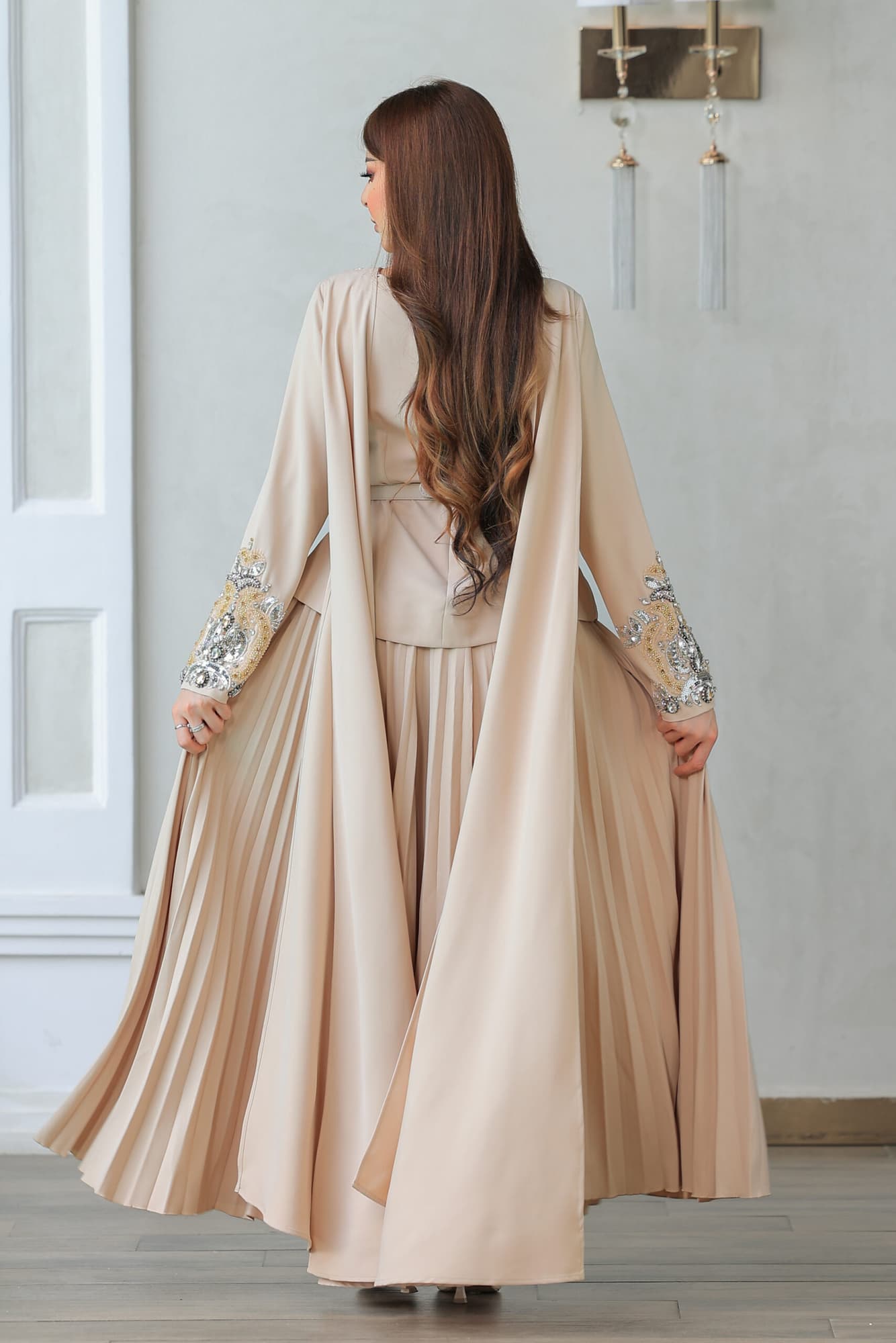 طقم تنورة وبلوزة بتصميم يجمع بين الرقي والأنوثة