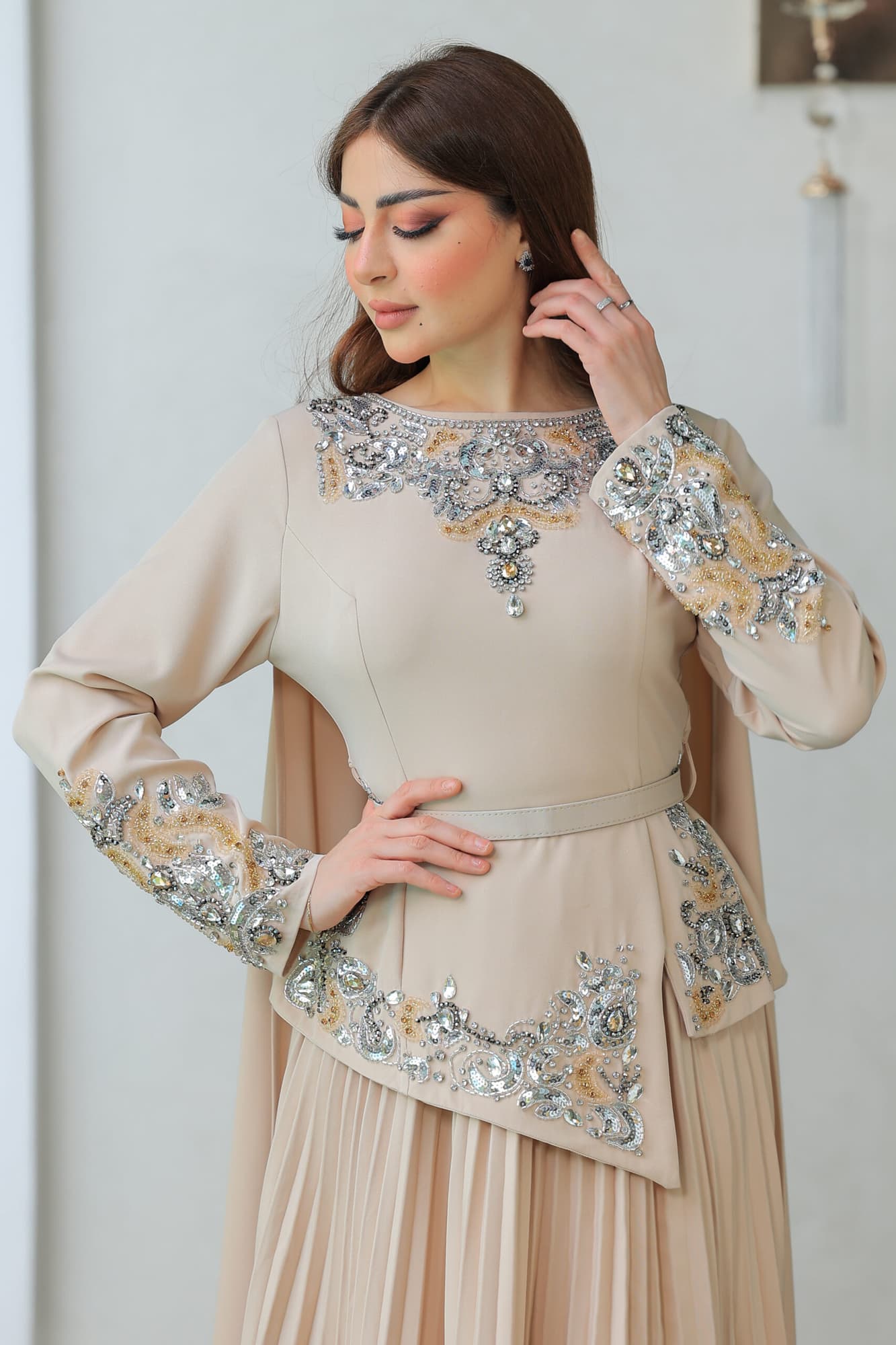 طقم تنورة وبلوزة بتصميم يجمع بين الرقي والأنوثة