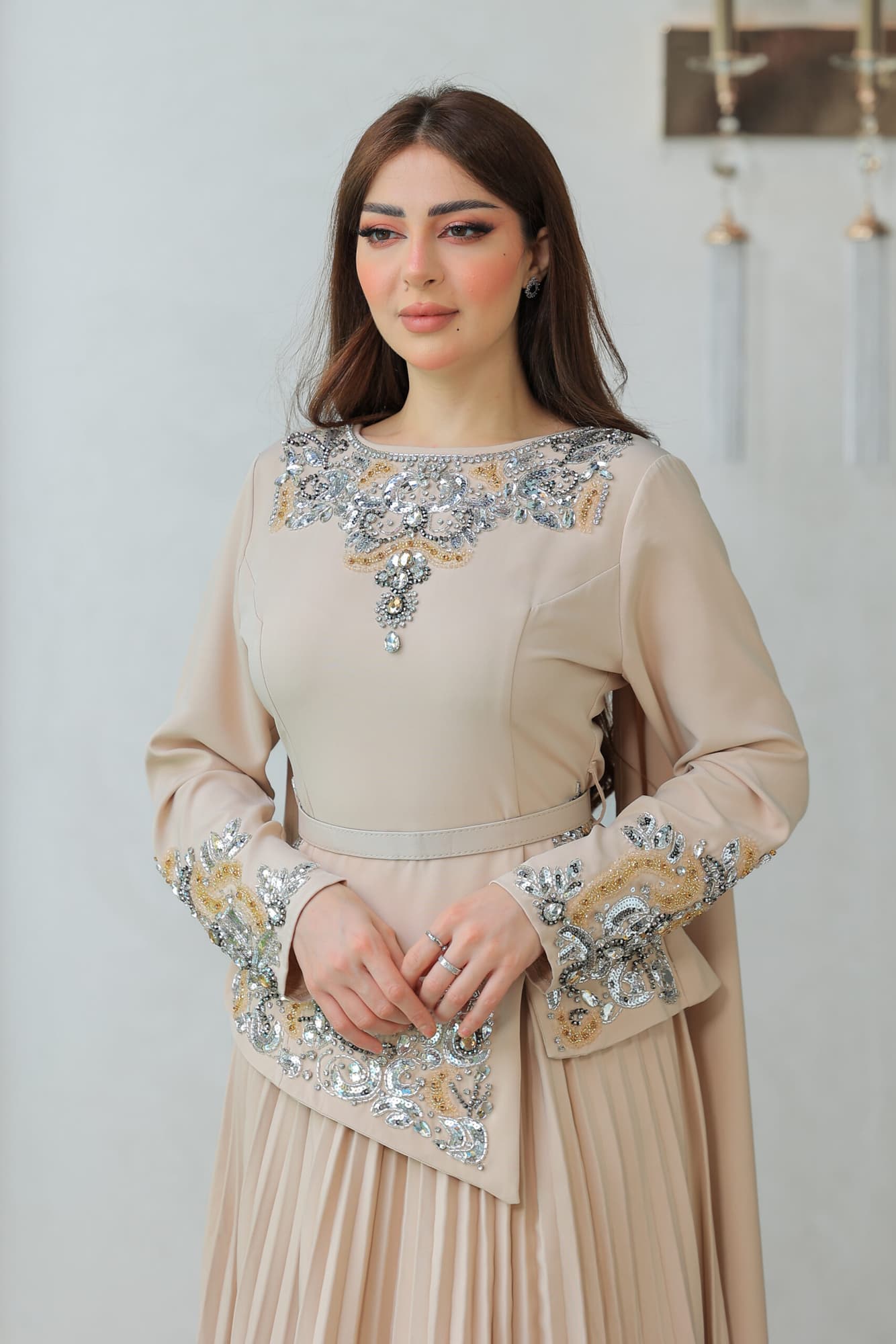 طقم تنورة وبلوزة بتصميم يجمع بين الرقي والأنوثة