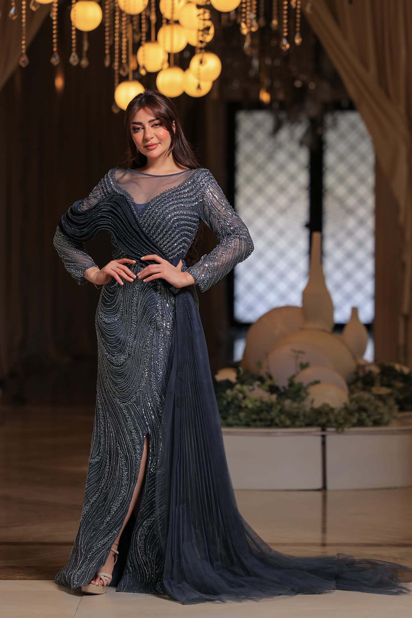 فستان سهرة أنيق بتصميم ملكي مزينة بثنيات فنية