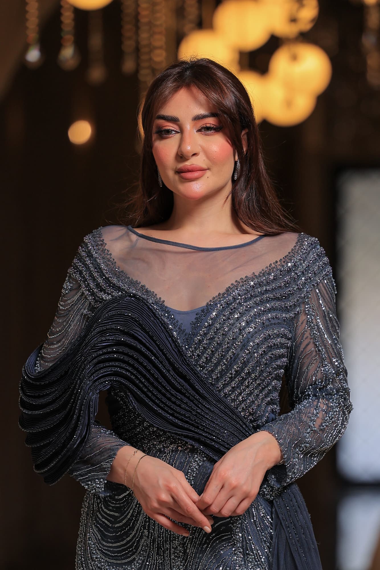 فستان سهرة أنيق بتصميم ملكي مزينة بثنيات فنية