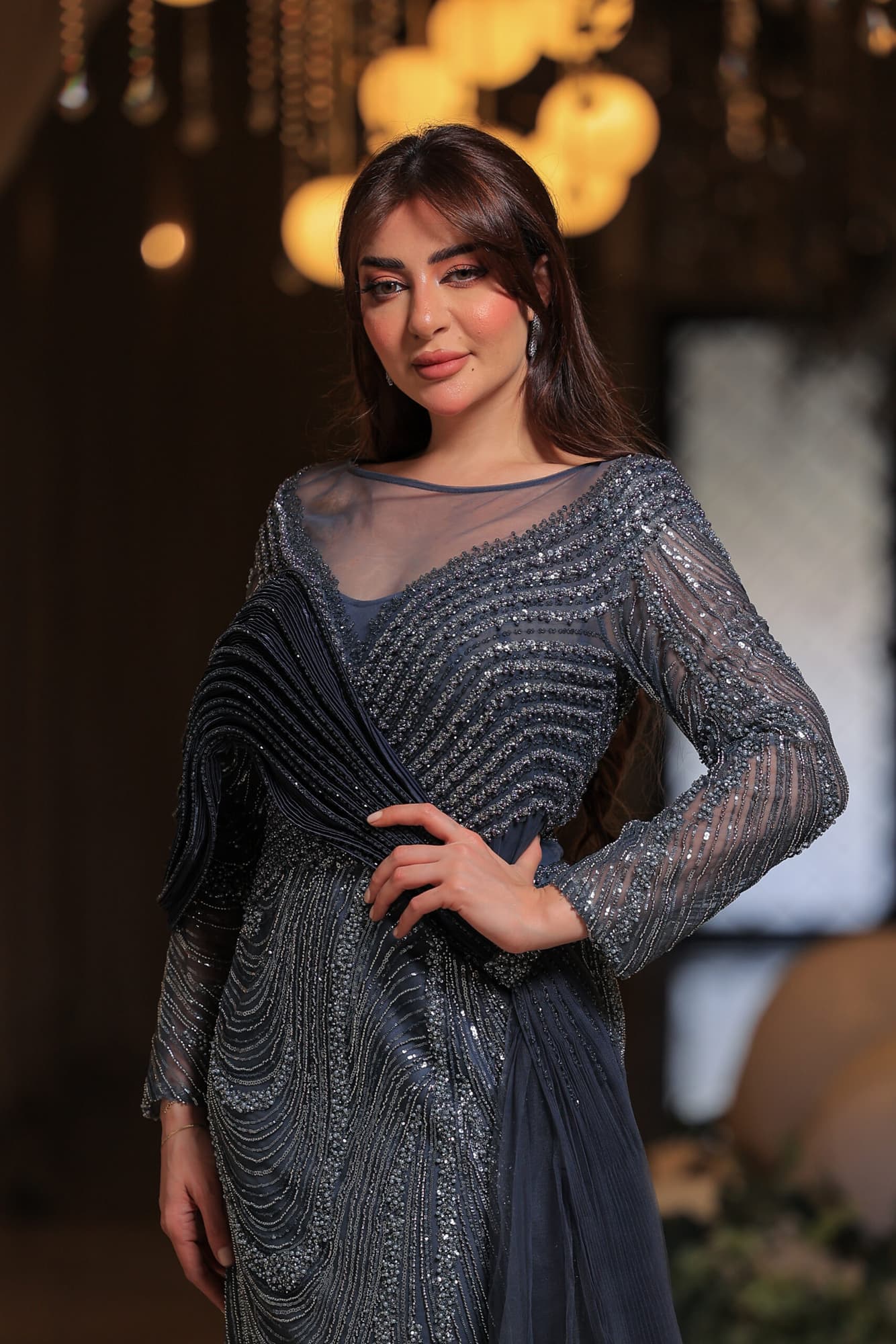 فستان سهرة أنيق بتصميم ملكي مزينة بثنيات فنية