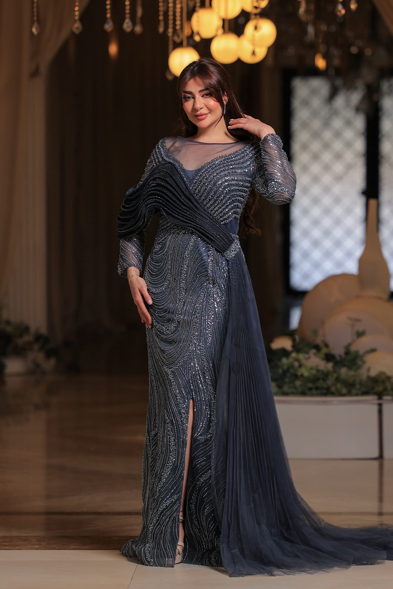 فستان سهرة أنيق بتصميم ملكي مزينة بثنيات فنية