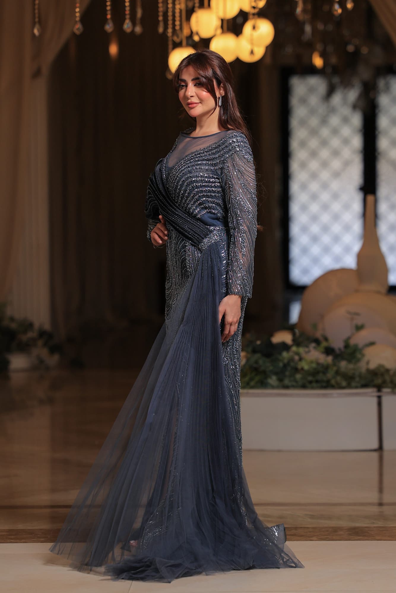 فستان سهرة أنيق بتصميم ملكي مزينة بثنيات فنية