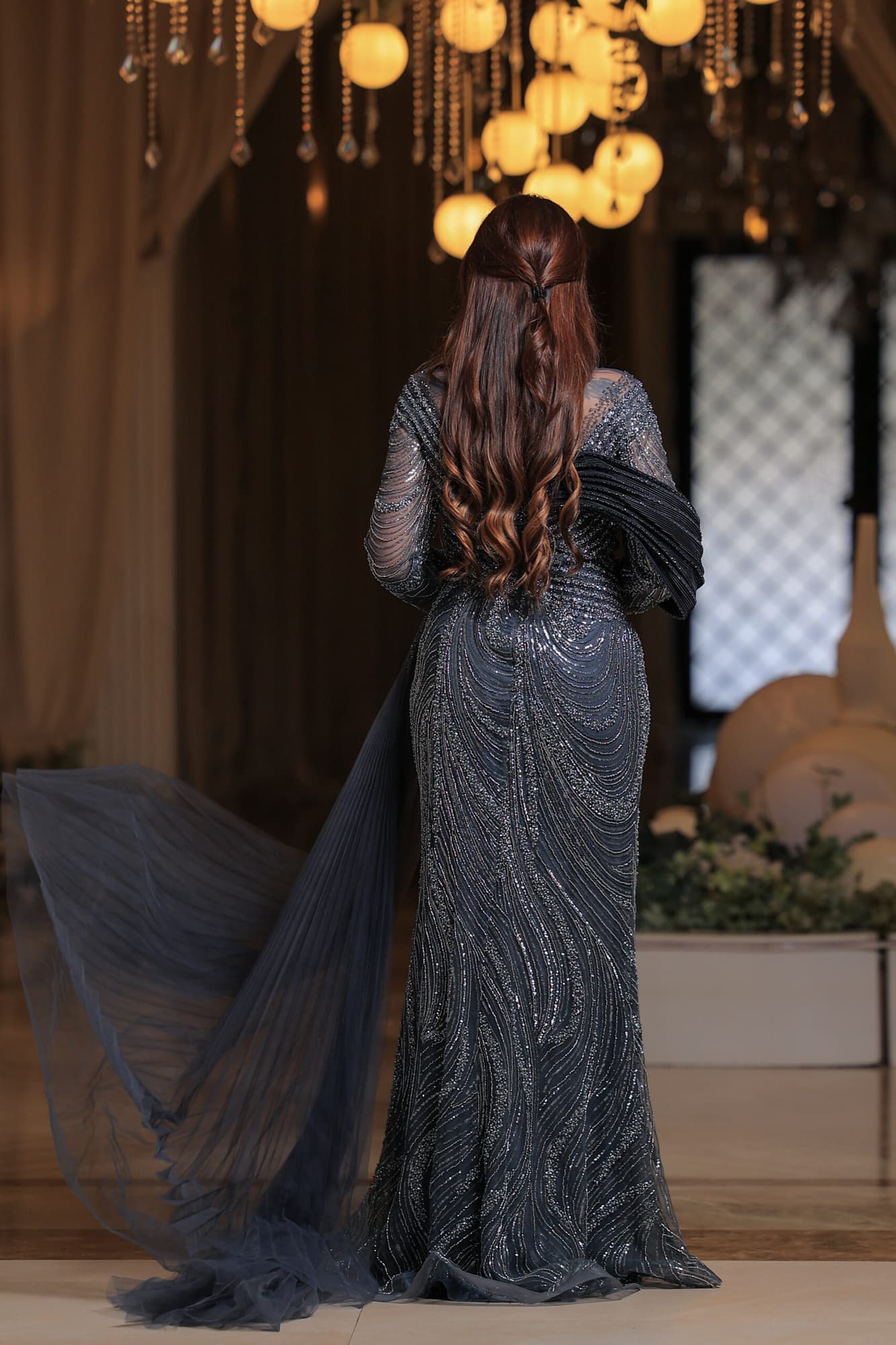 فستان سهرة أنيق بتصميم ملكي مزينة بثنيات فنية