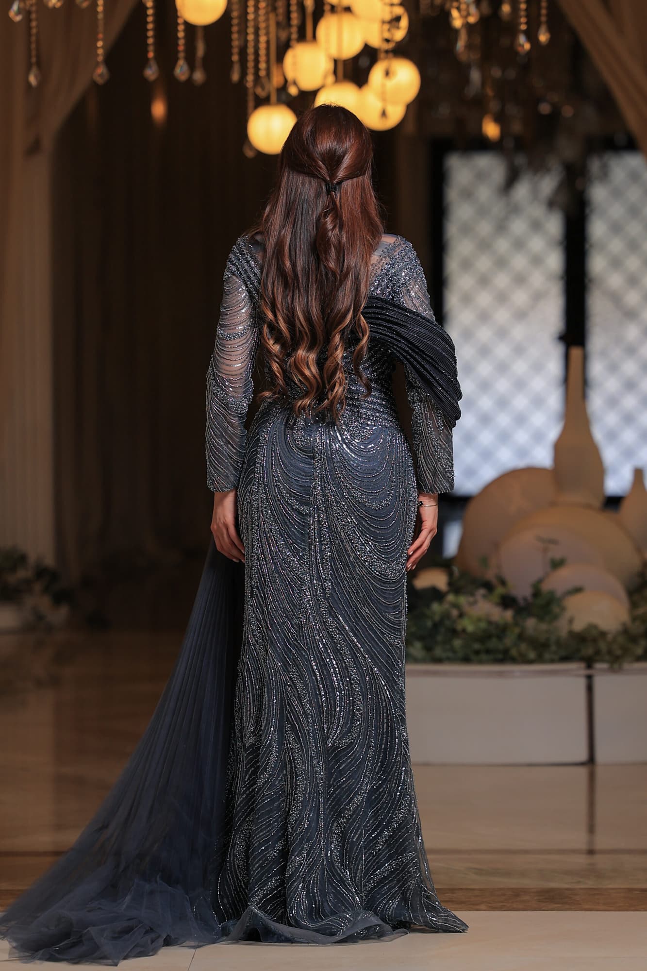 فستان سهرة أنيق بتصميم ملكي مزينة بثنيات فنية