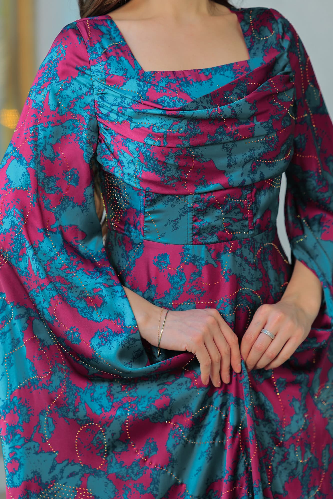 فستان أنيق طويل بتصميم مستوحى من الازياء الملكية فوشي