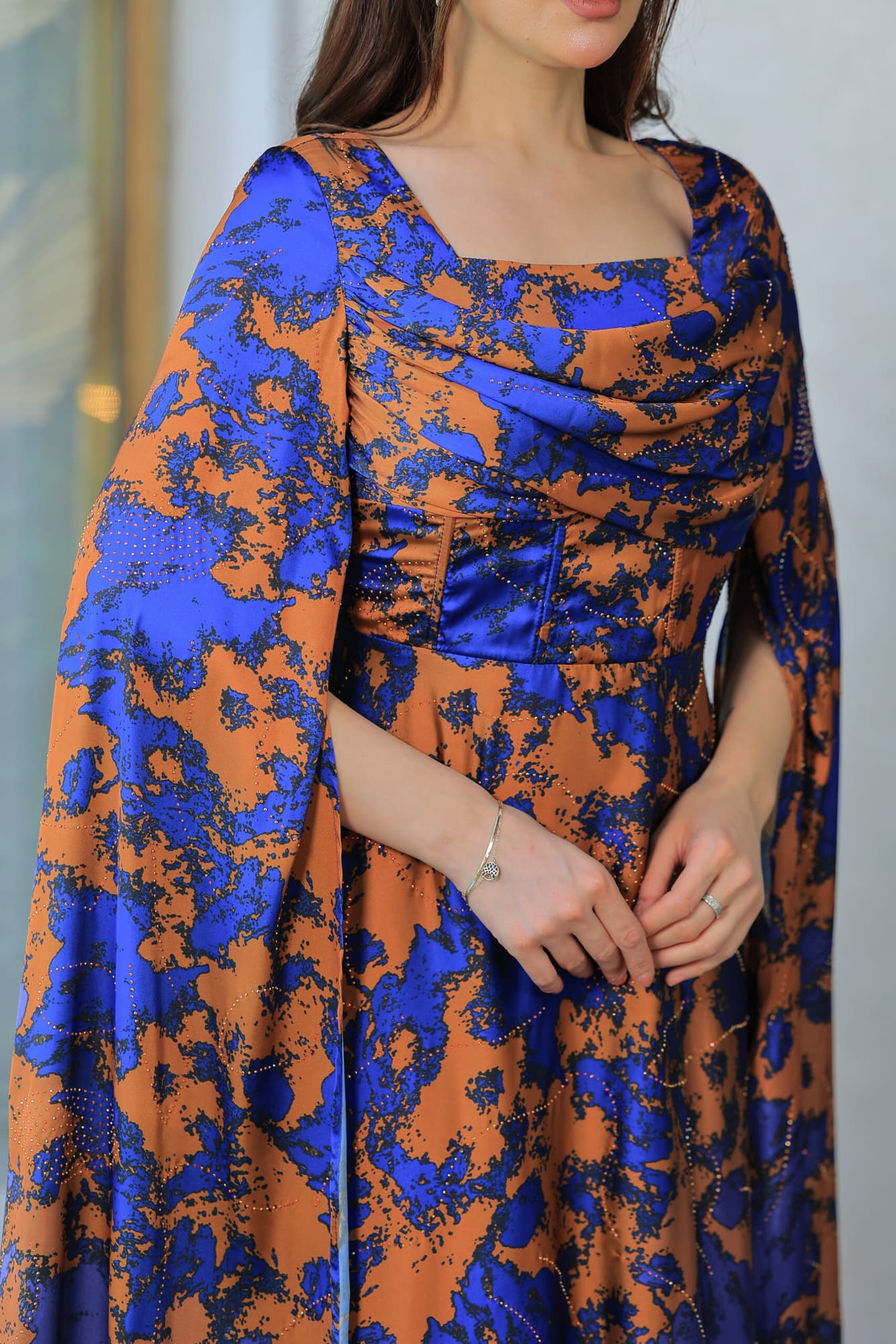 فستان أنيق طويل بتصميم مستوحى من الازياء الملكية ازرق