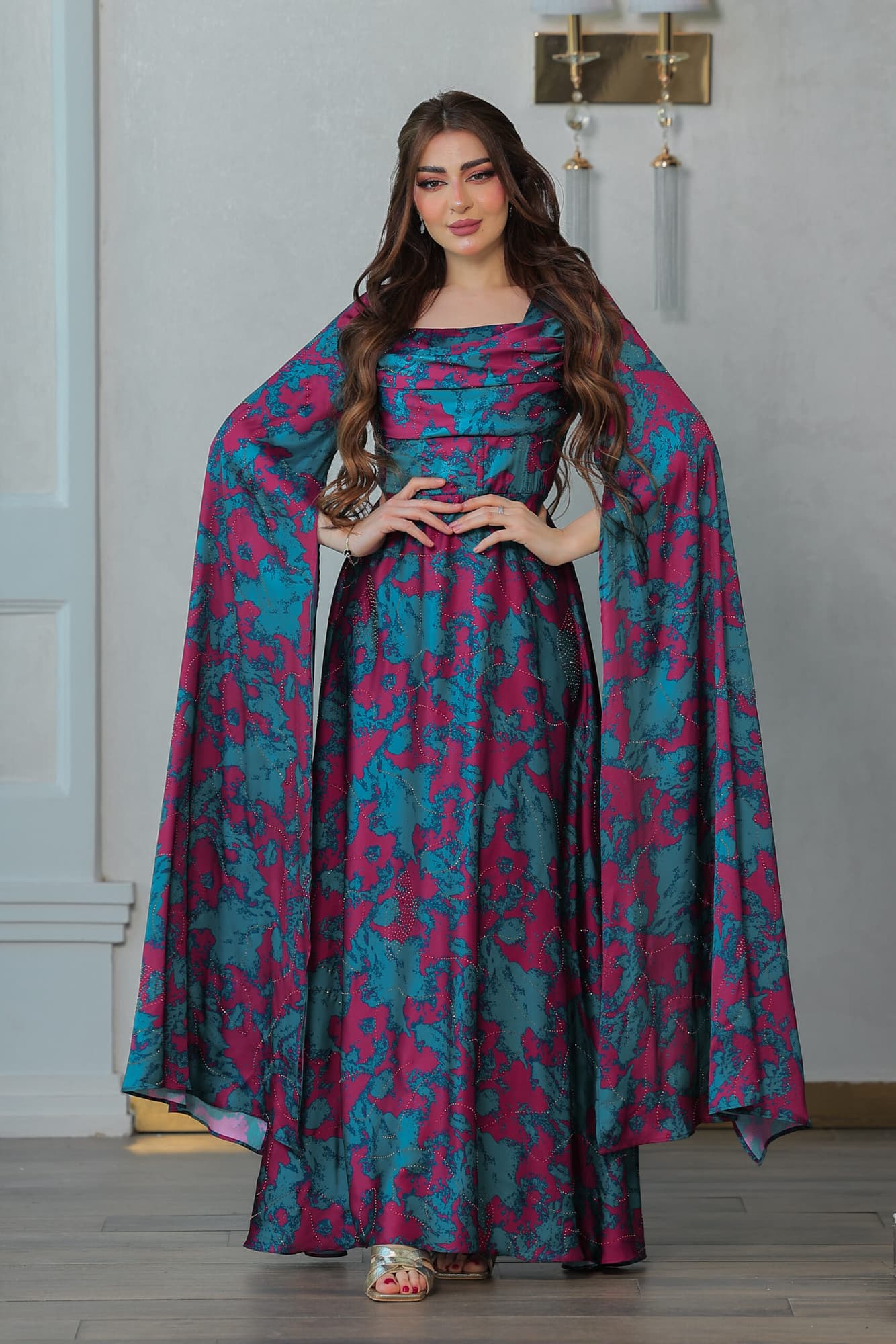 فستان أنيق طويل بتصميم مستوحى من الازياء الملكية