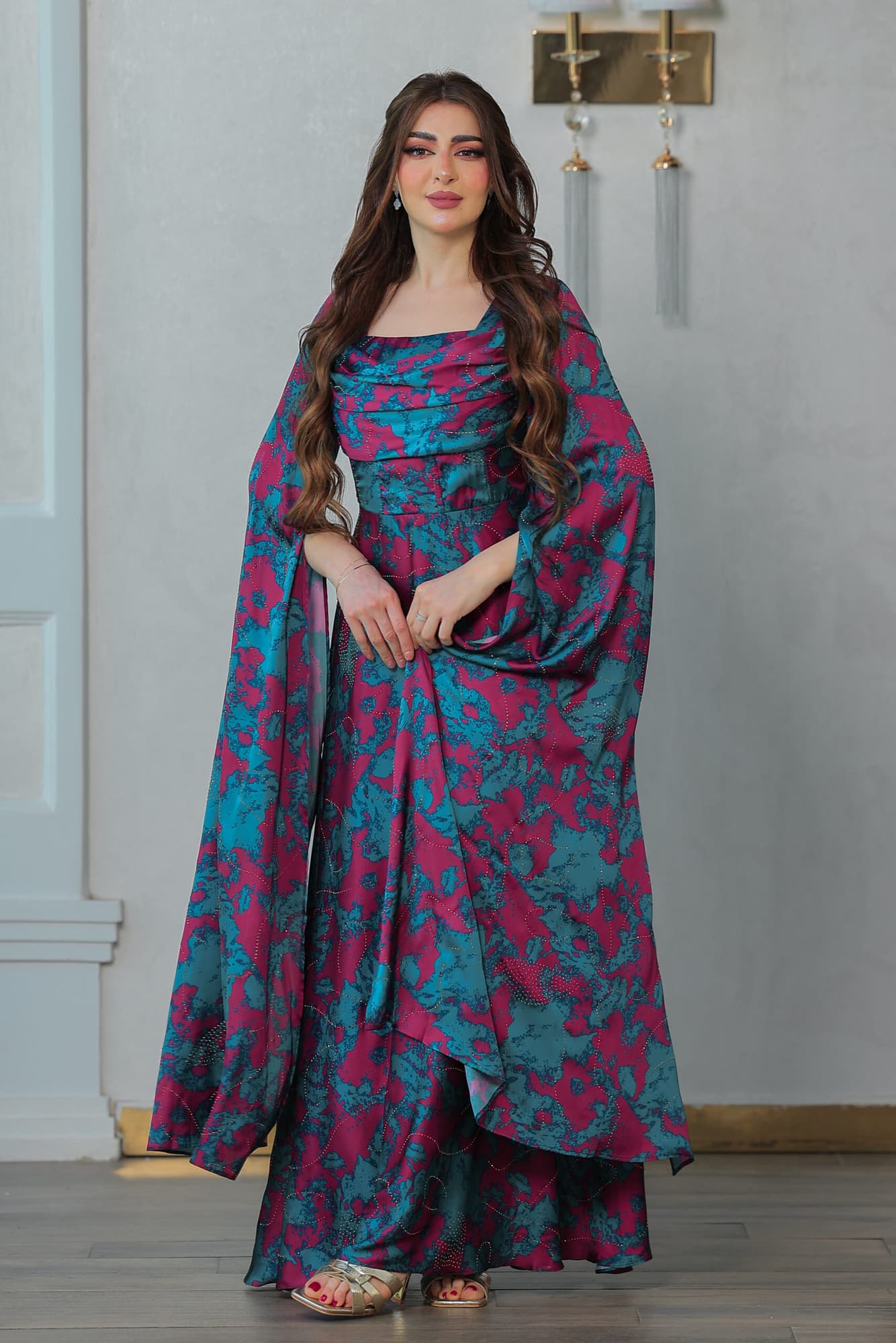 فستان أنيق طويل بتصميم مستوحى من الازياء الملكية