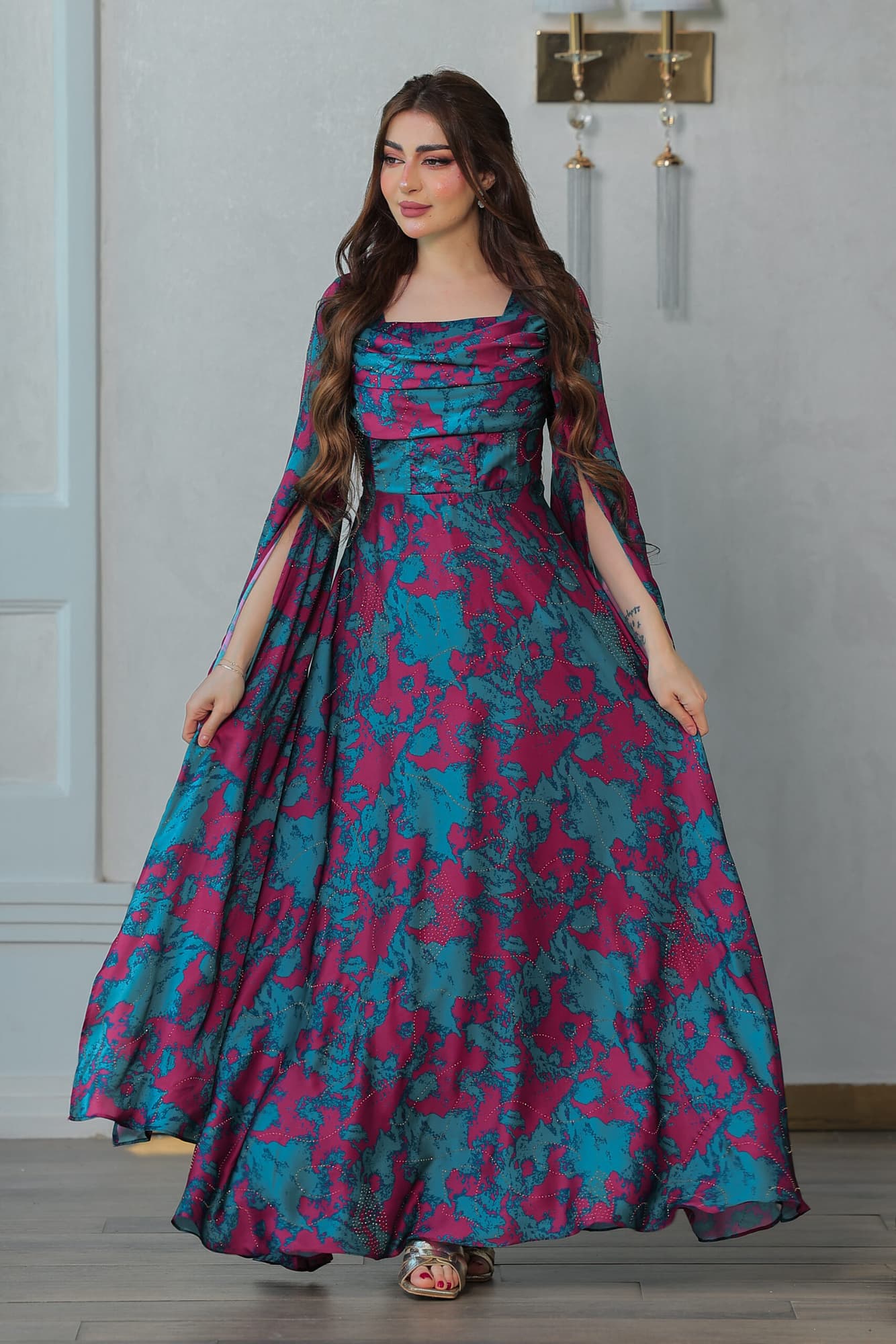 فستان أنيق طويل بتصميم مستوحى من الازياء الملكية