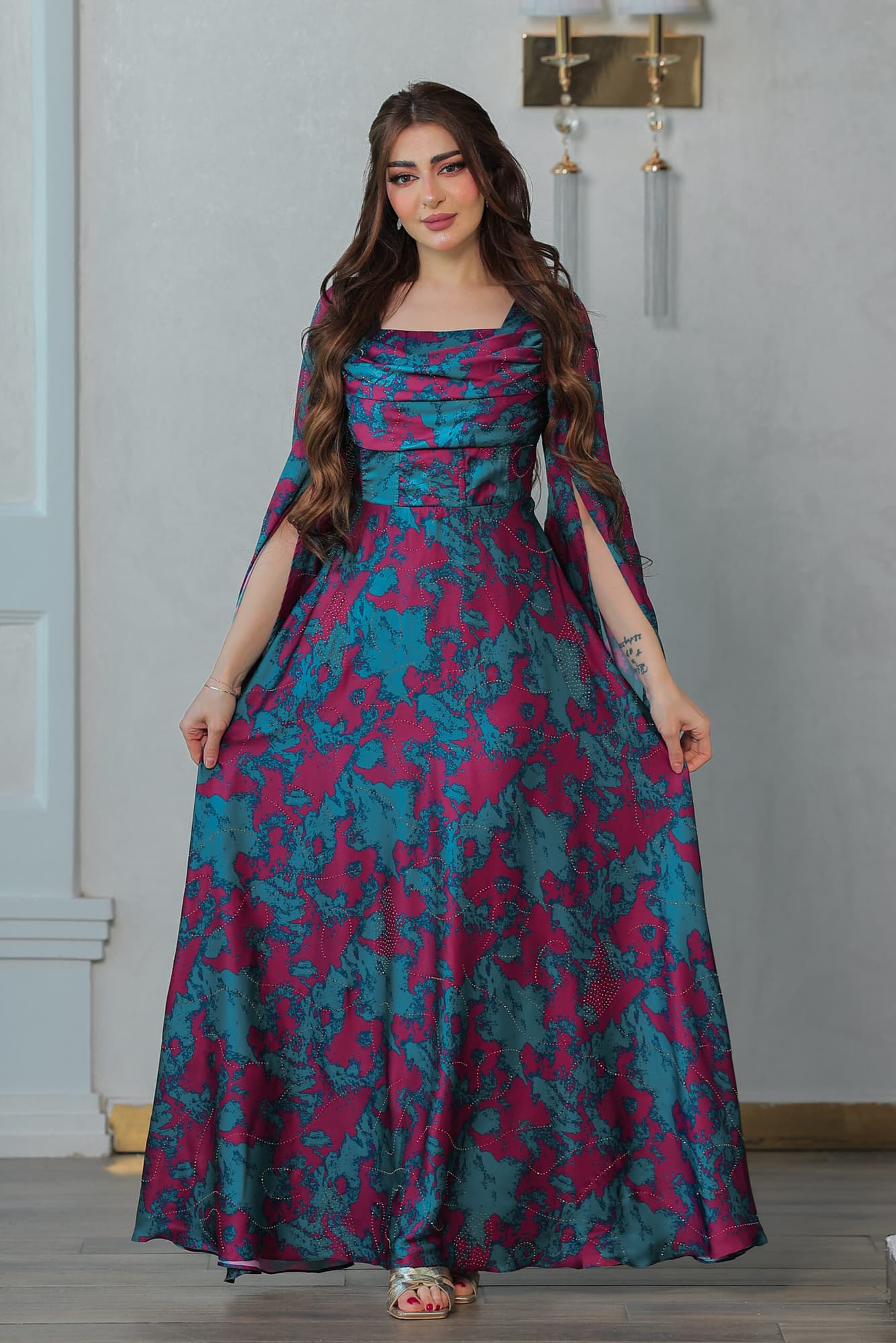 فستان أنيق طويل بتصميم مستوحى من الازياء الملكية