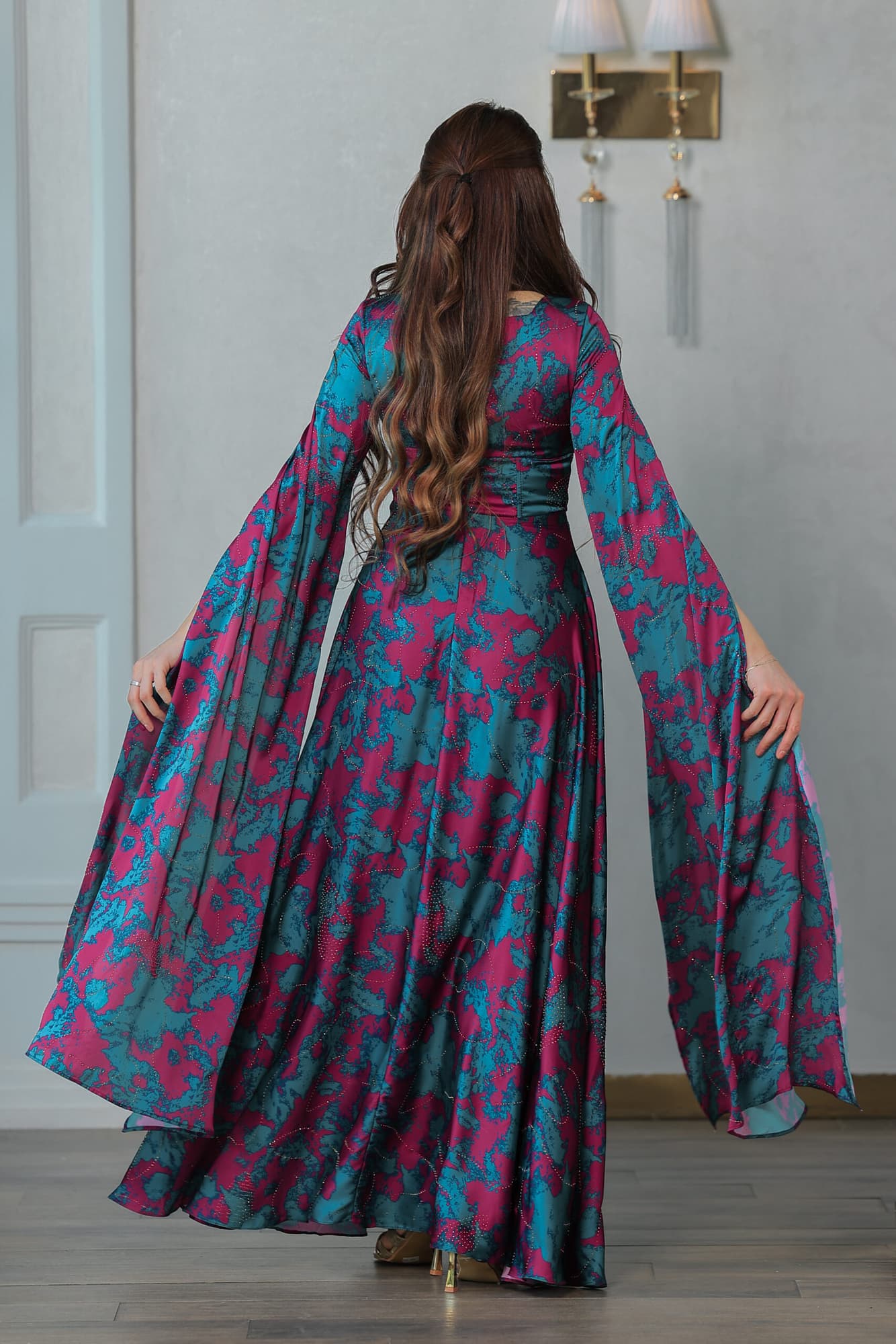 فستان أنيق طويل بتصميم مستوحى من الازياء الملكية