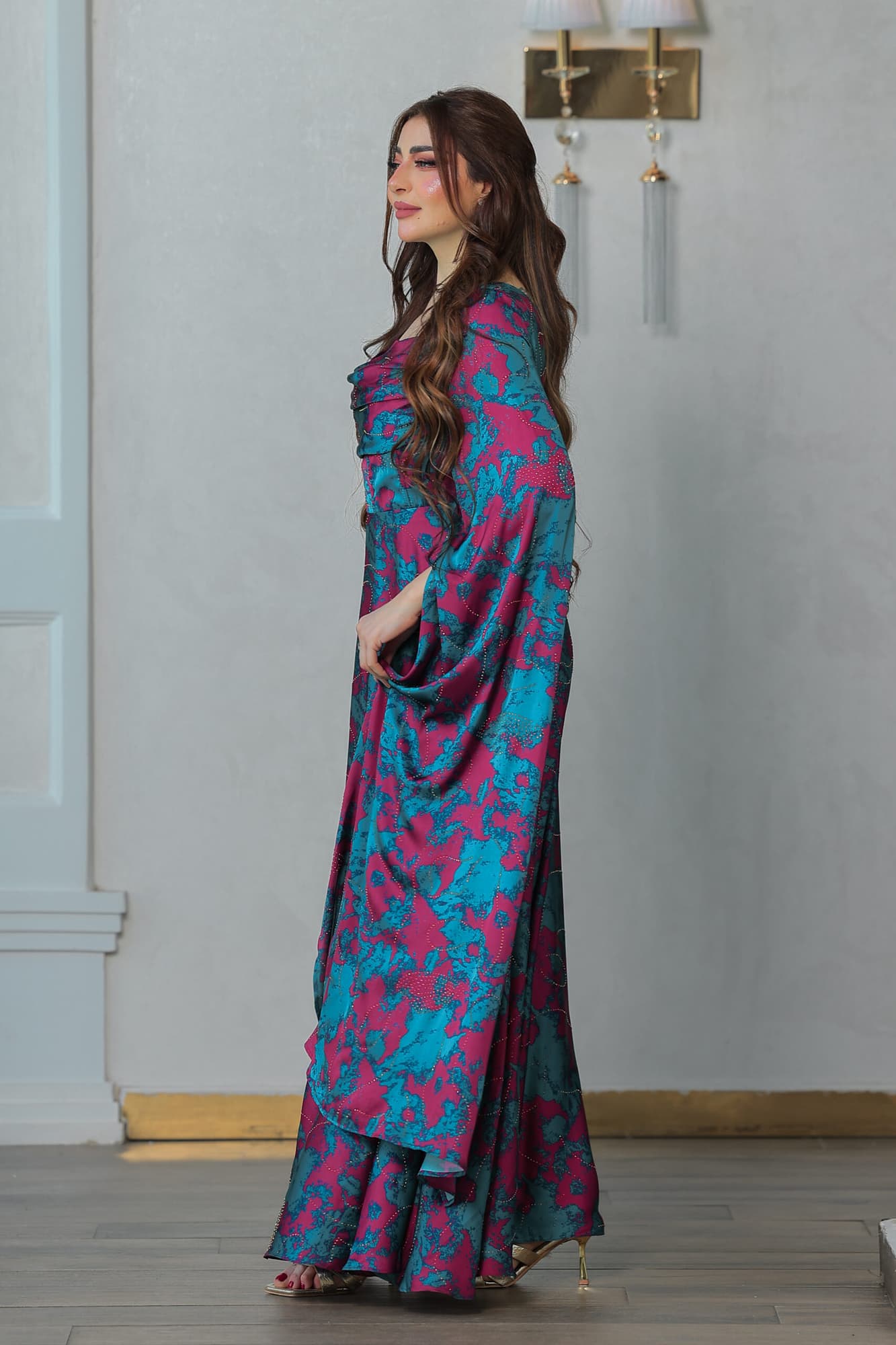 فستان أنيق طويل بتصميم مستوحى من الازياء الملكية