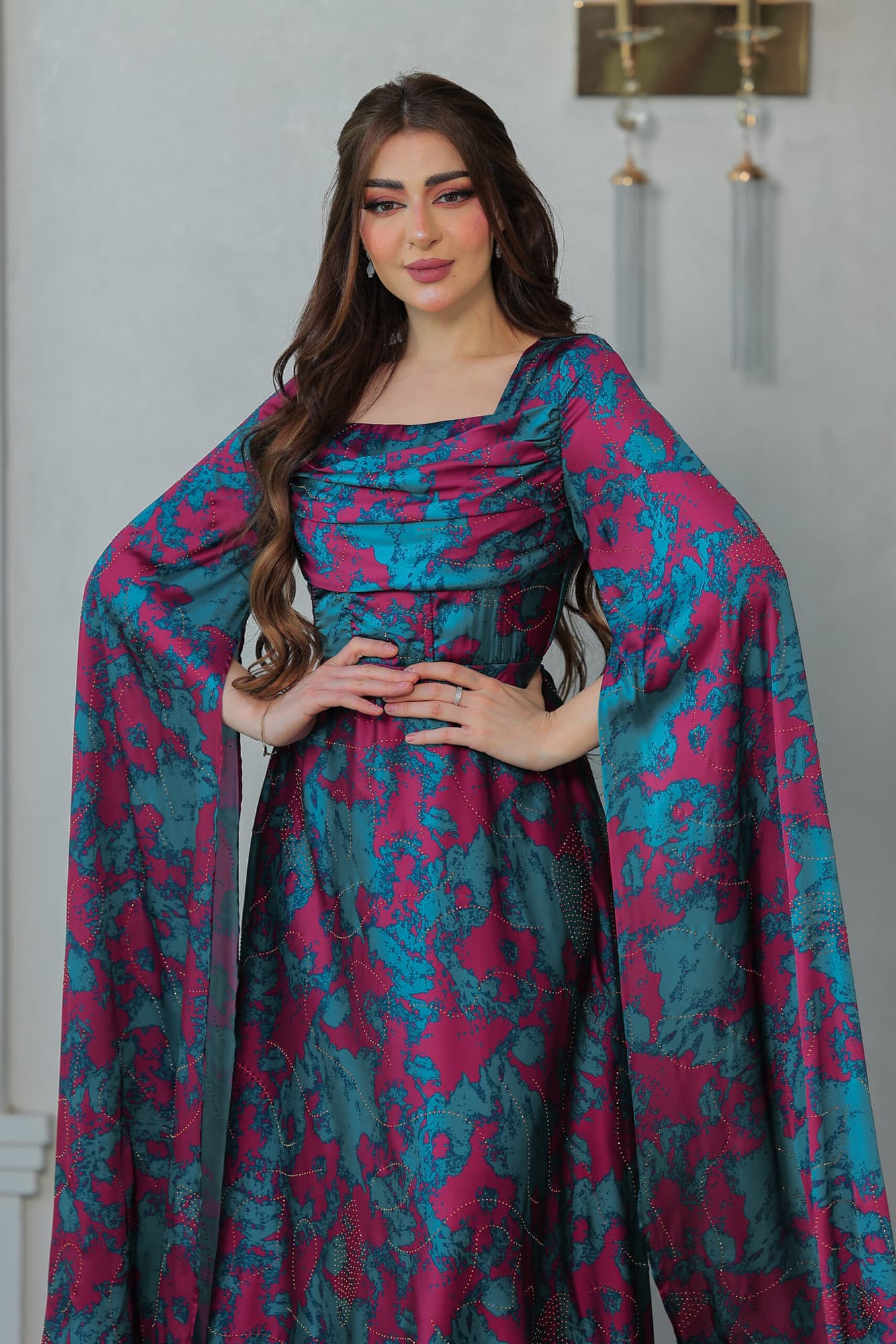 فستان أنيق طويل بتصميم مستوحى من الازياء الملكية