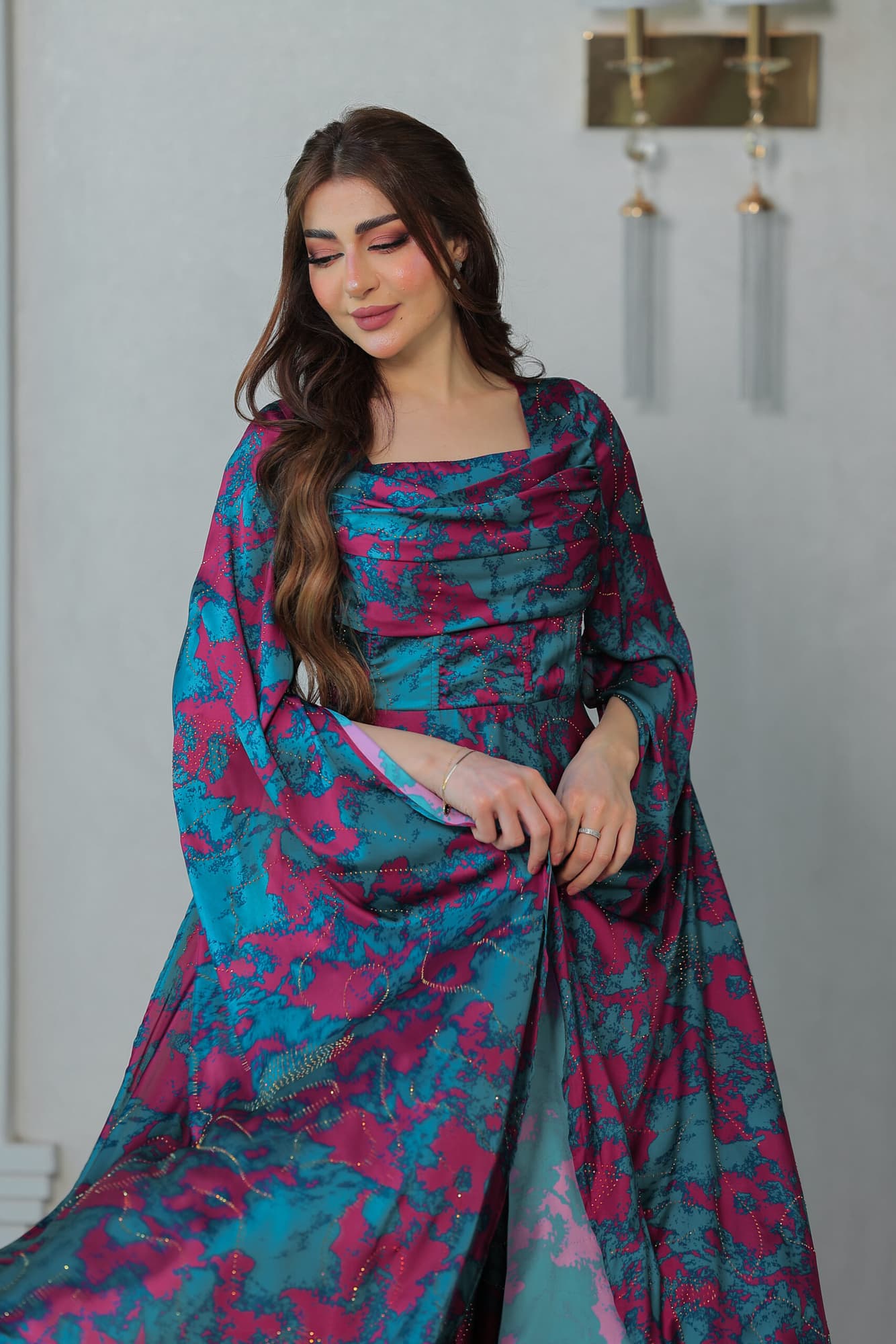 فستان أنيق طويل بتصميم مستوحى من الازياء الملكية