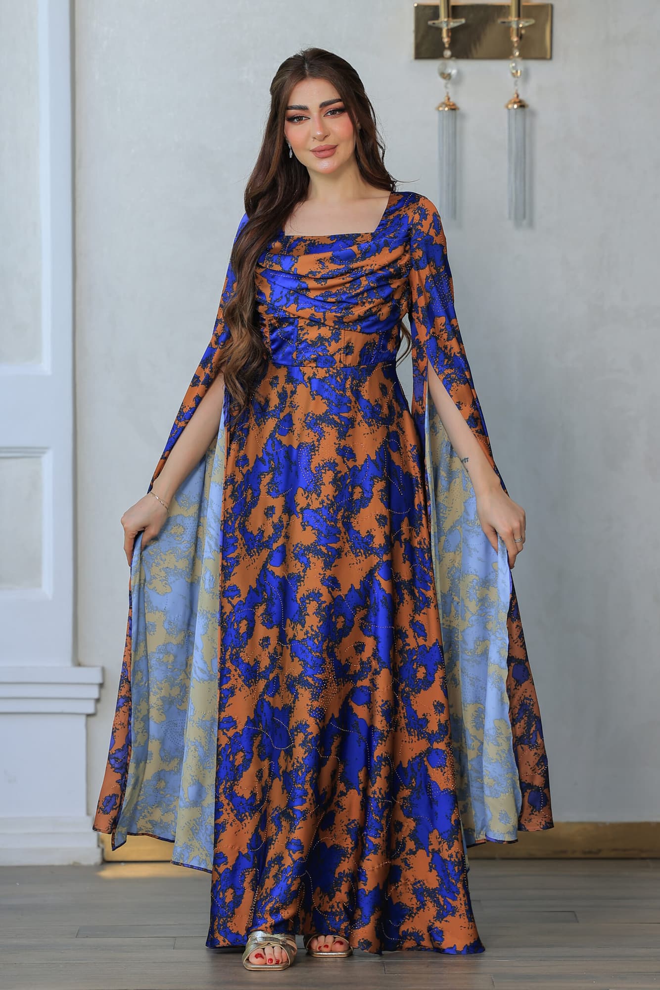 فستان أنيق طويل بتصميم مستوحى من الازياء الملكية