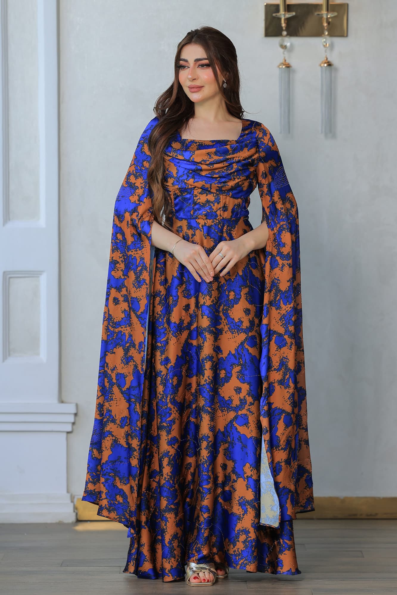 فستان أنيق طويل بتصميم مستوحى من الازياء الملكية