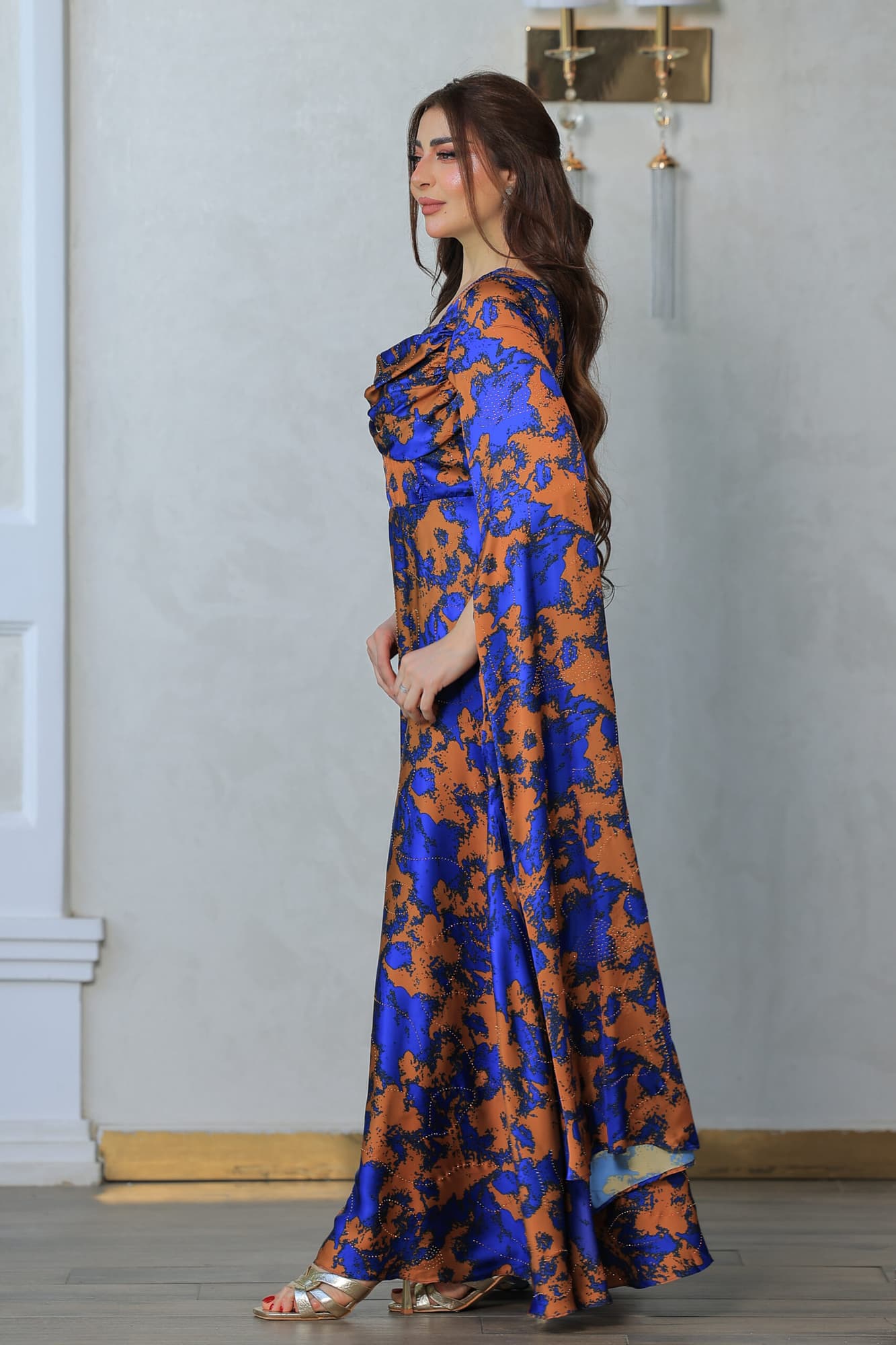 فستان أنيق طويل بتصميم مستوحى من الازياء الملكية