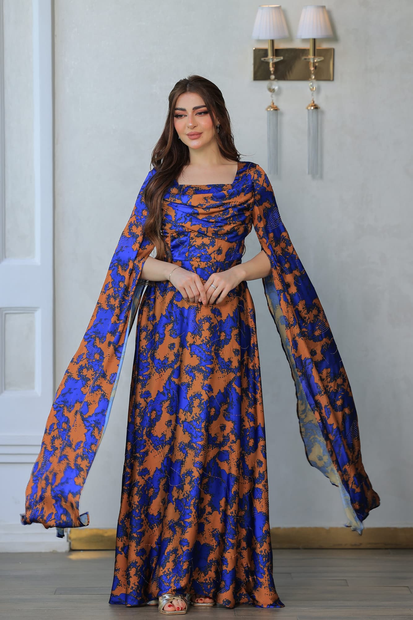 فستان أنيق طويل بتصميم مستوحى من الازياء الملكية