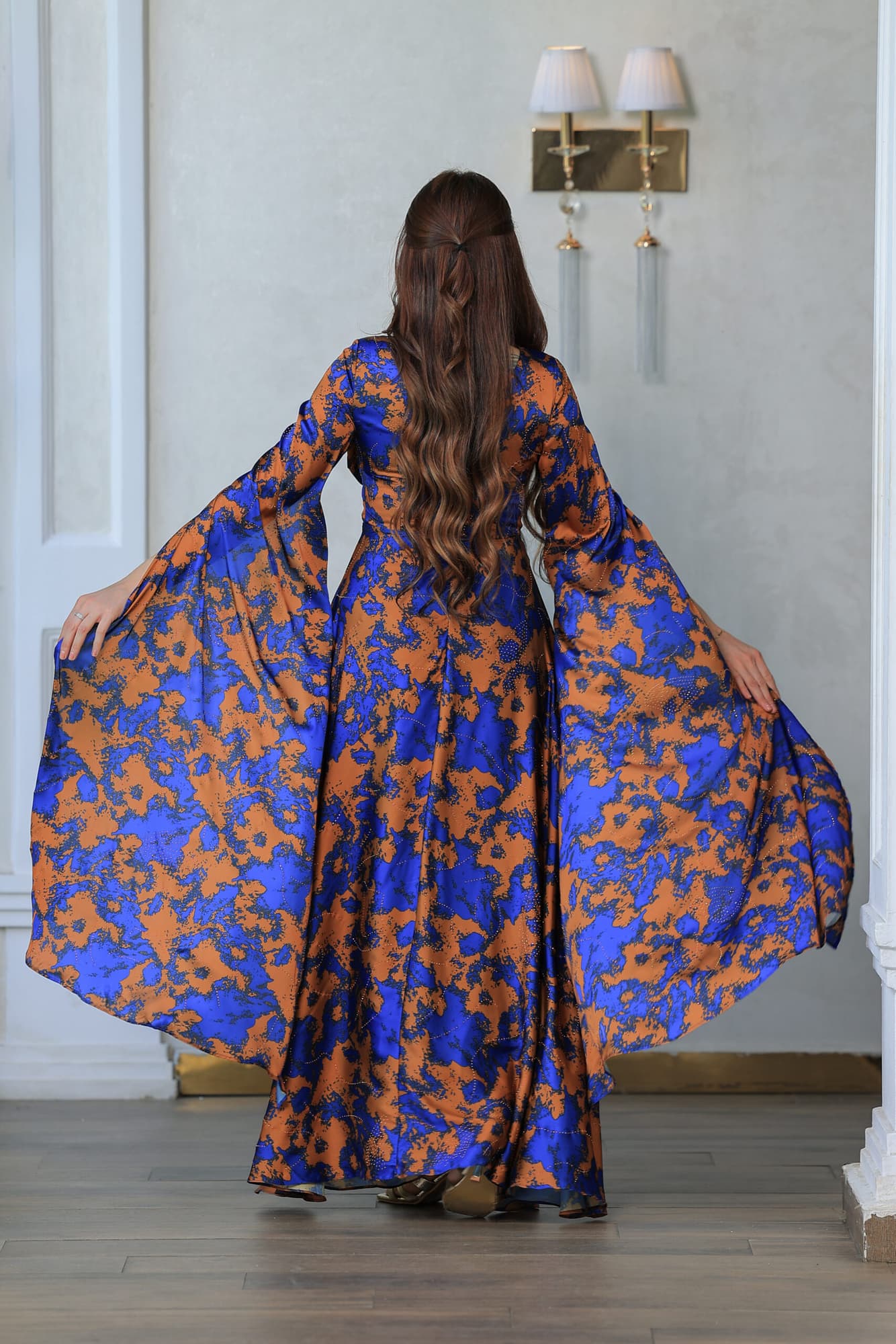 فستان أنيق طويل بتصميم مستوحى من الازياء الملكية