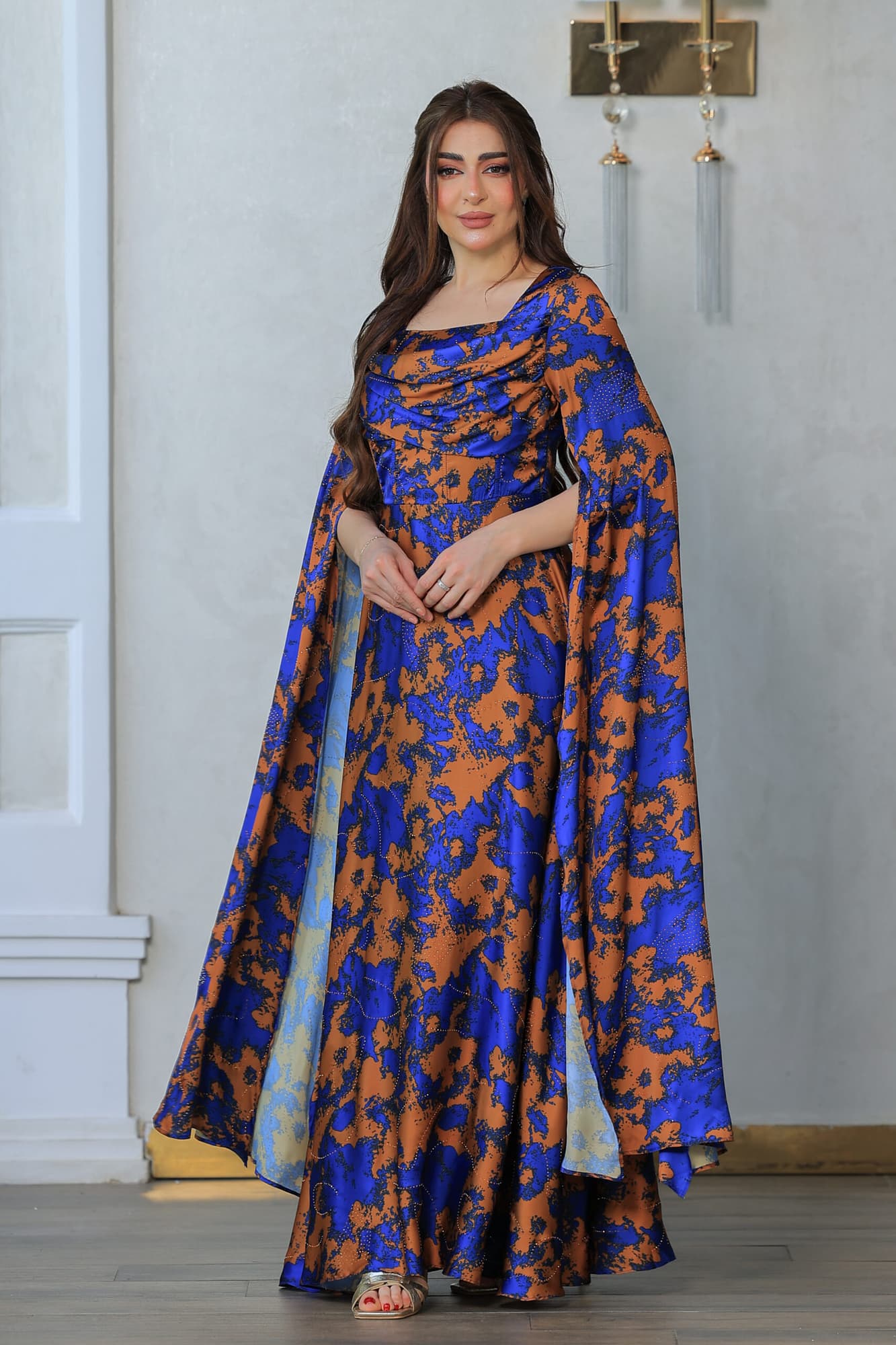 فستان أنيق طويل بتصميم مستوحى من الازياء الملكية