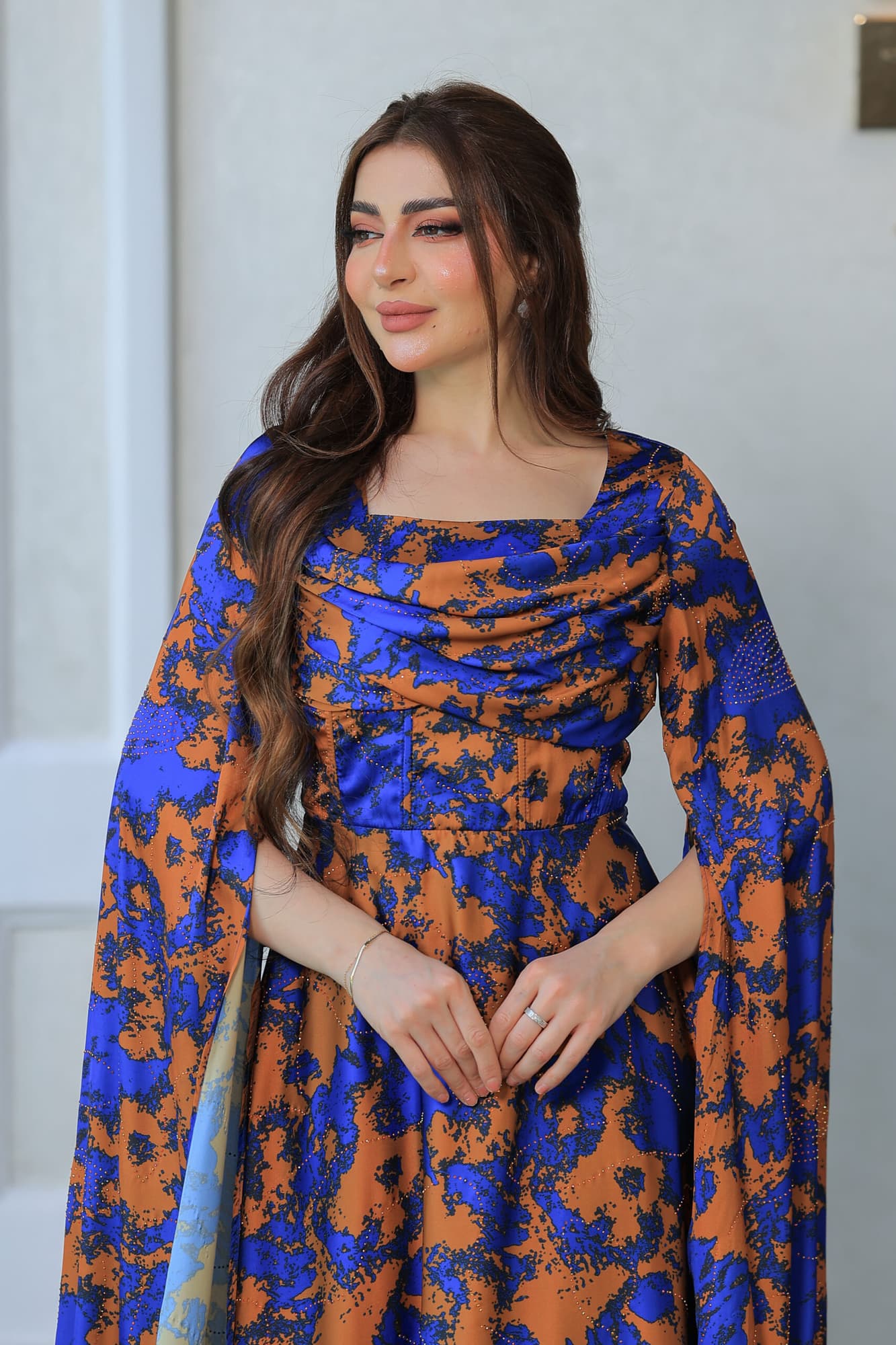 فستان أنيق طويل بتصميم مستوحى من الازياء الملكية