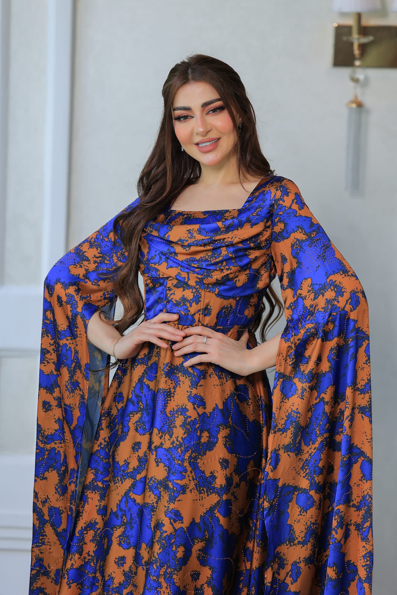 فستان أنيق طويل بتصميم مستوحى من الازياء الملكية