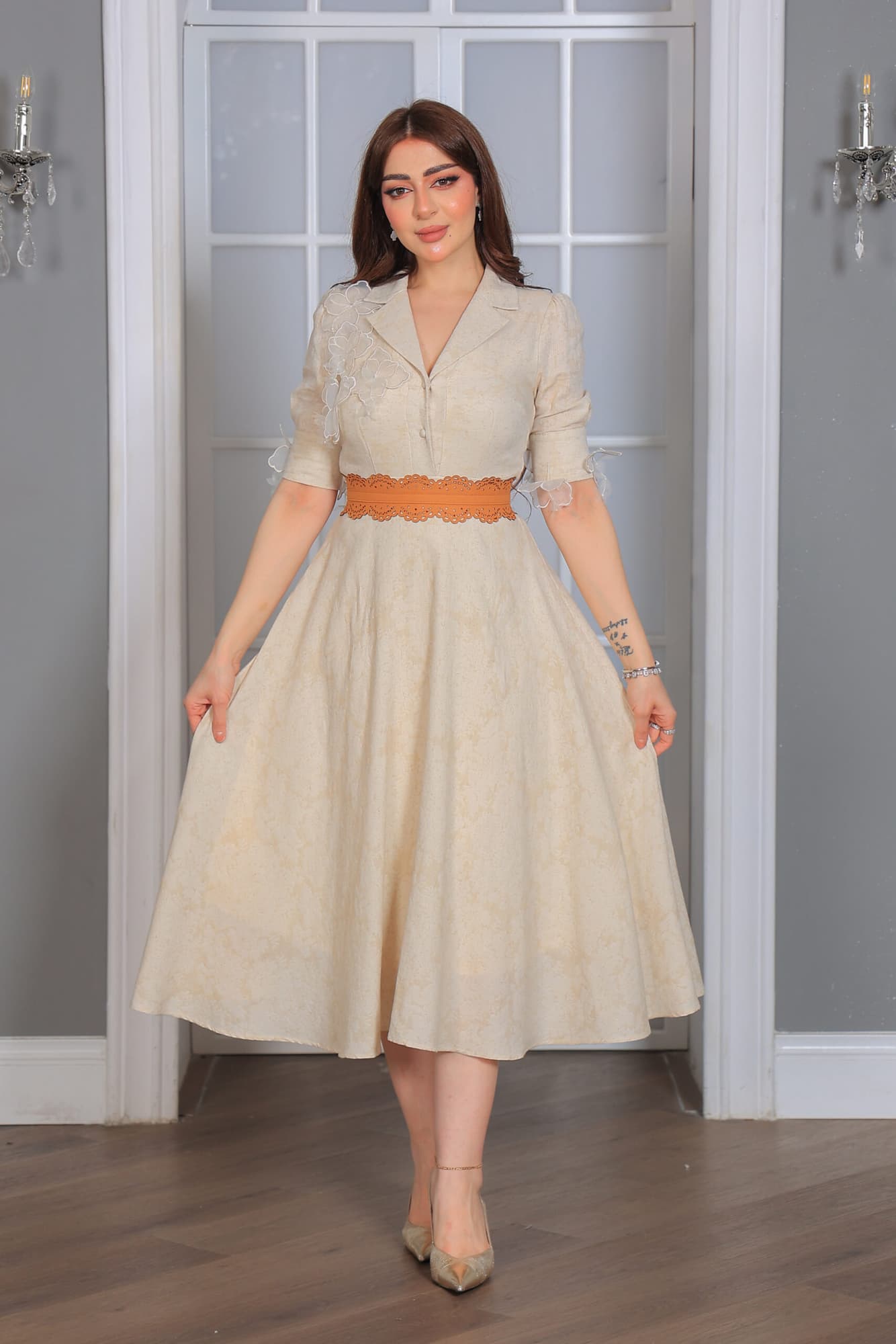 فستان أنيق بياقة مطوية مزين بورود