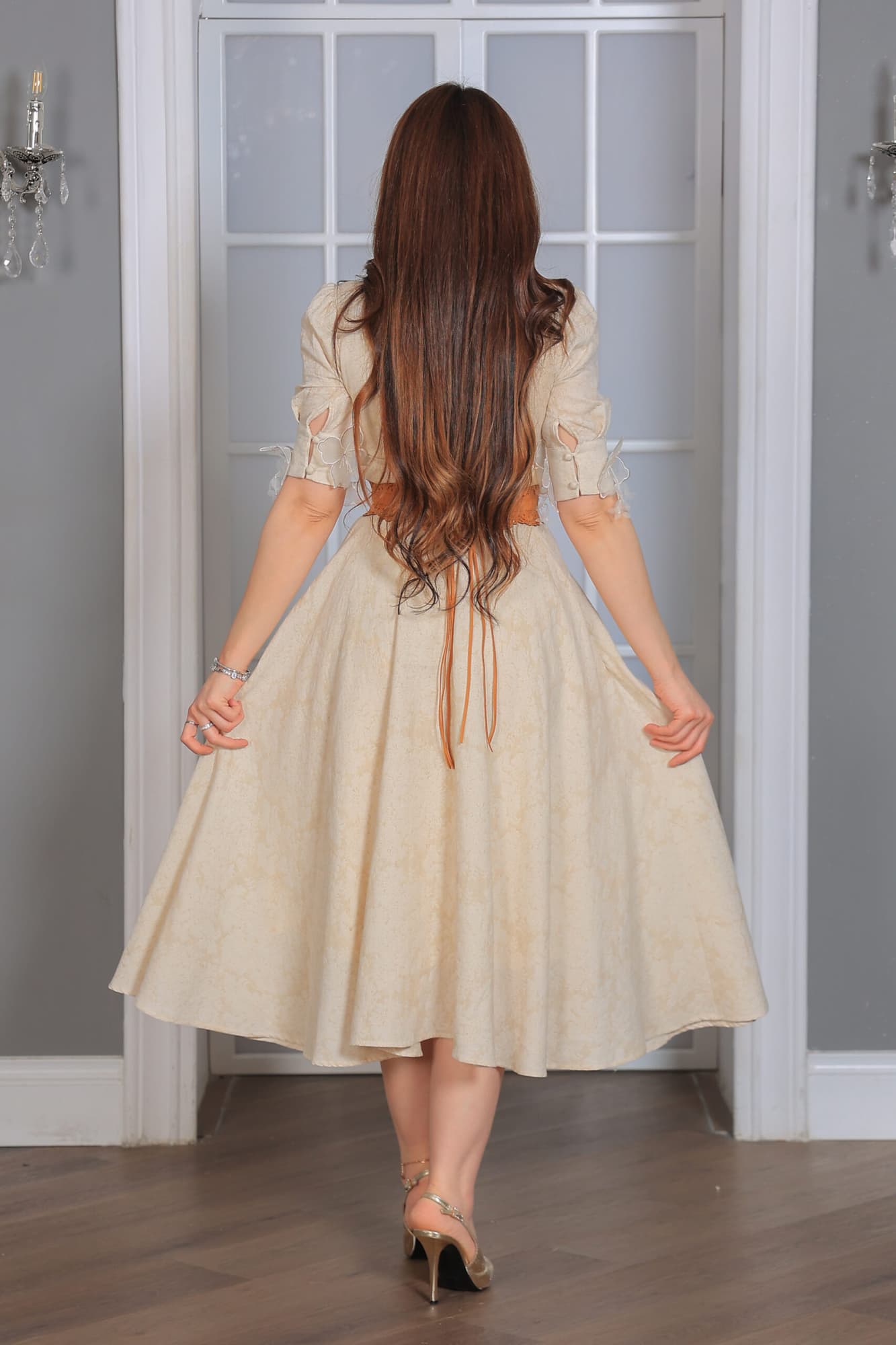 فستان أنيق بياقة مطوية مزين بورود