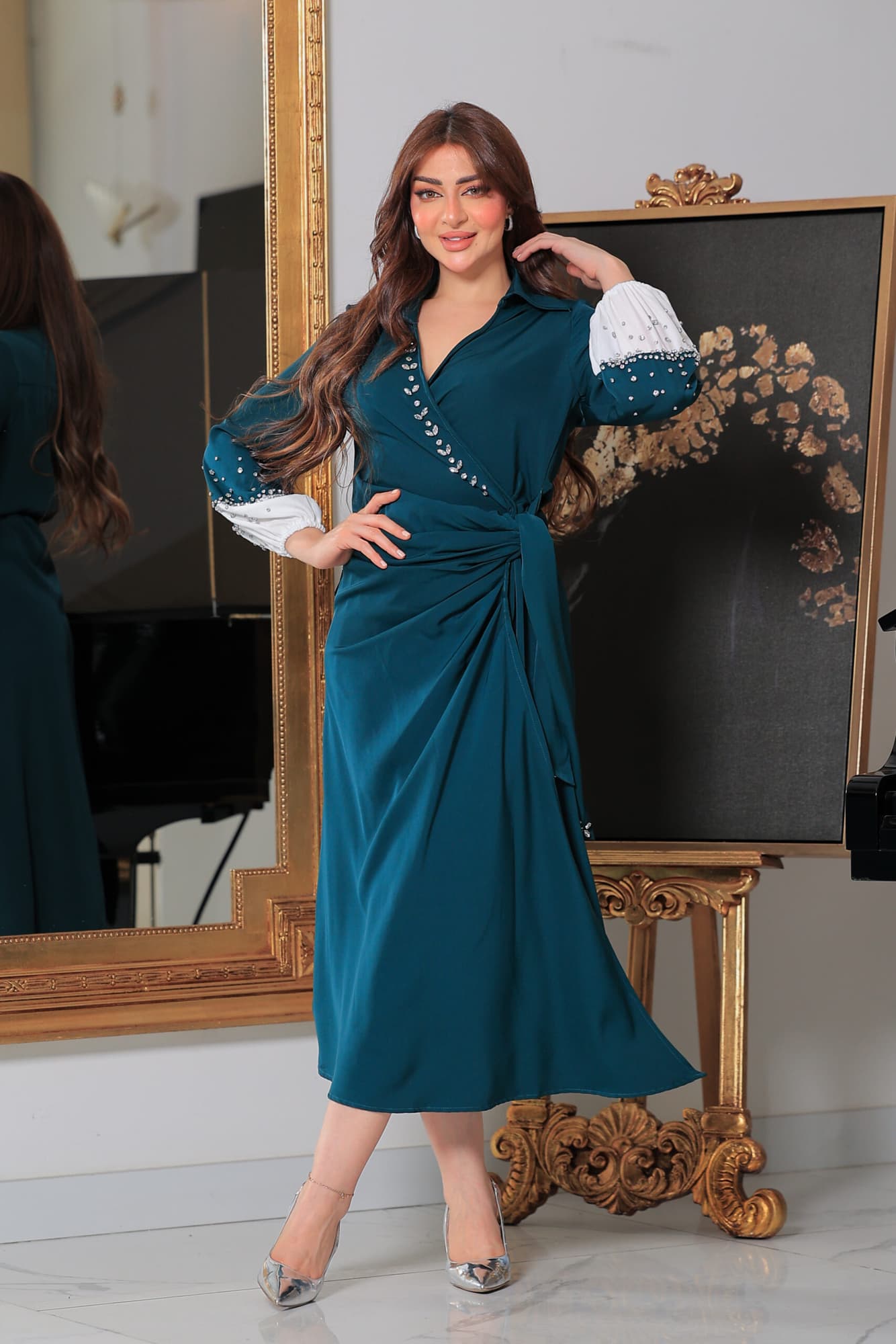 فستان ميدي ناعم بقصة لف عالجسم مع اكمام طويلة