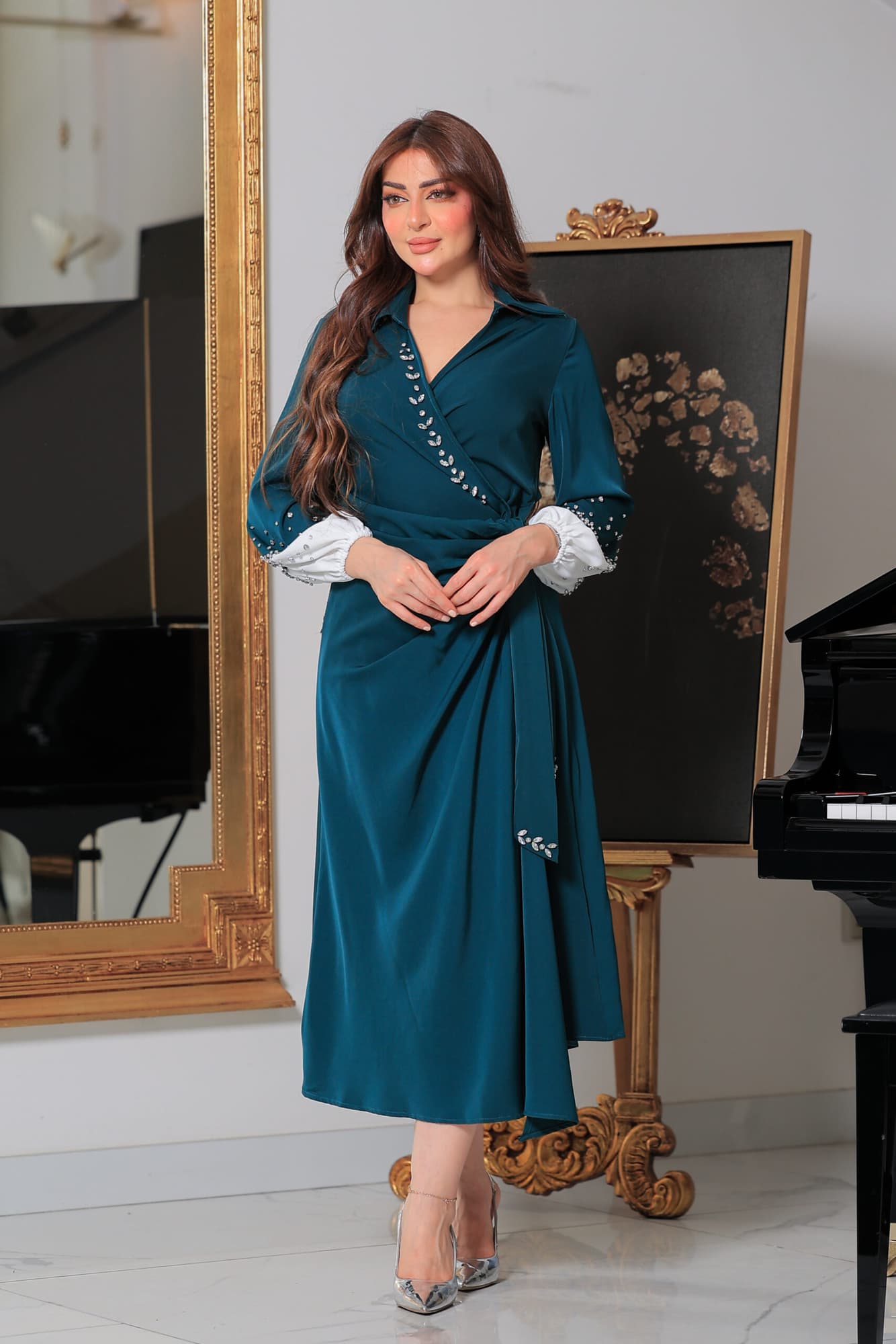 فستان ميدي ناعم بقصة لف عالجسم مع اكمام طويلة